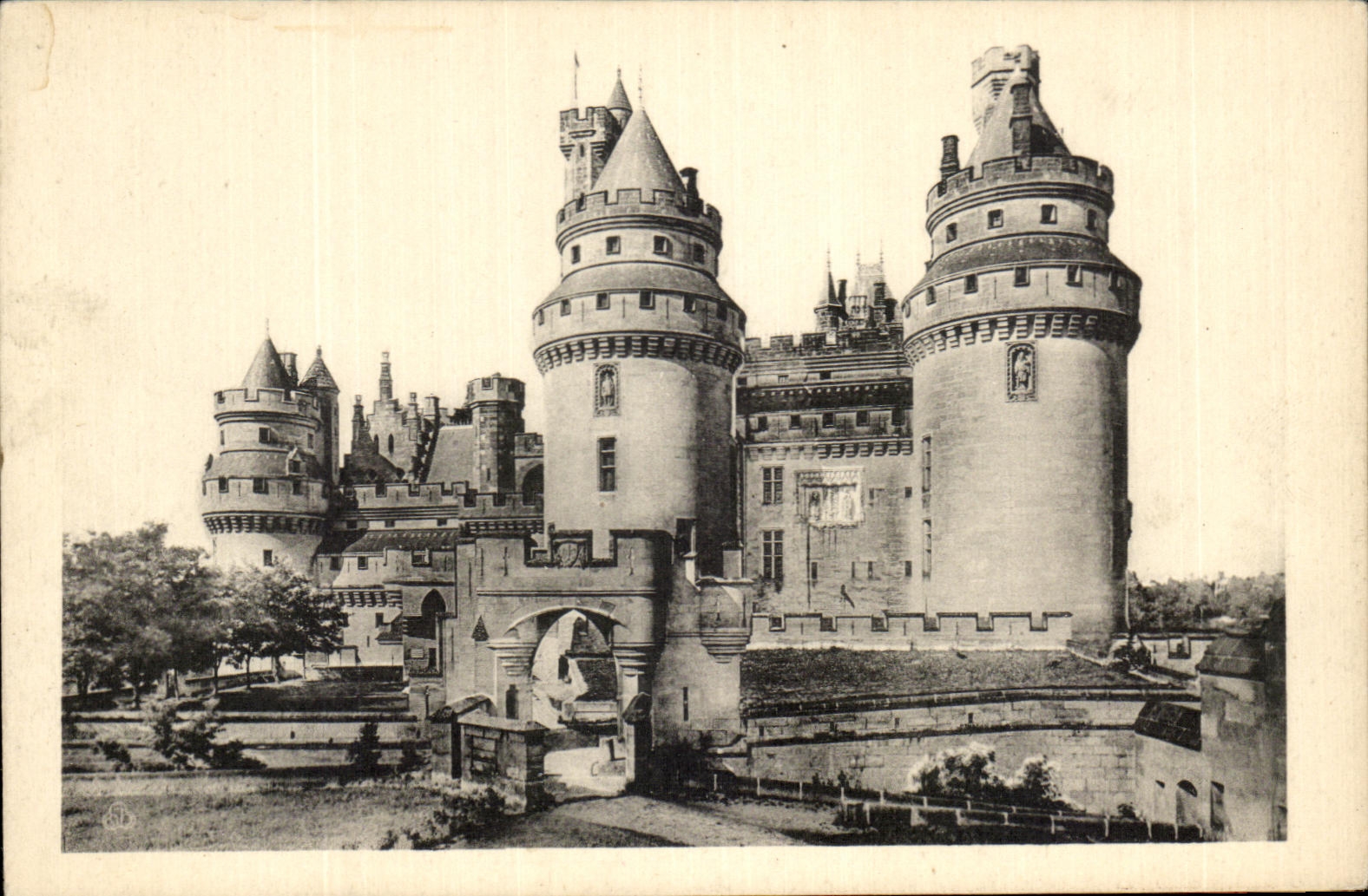 CPA Chateau De Pierrefonds Tours Jules Cesar et Charlemagne