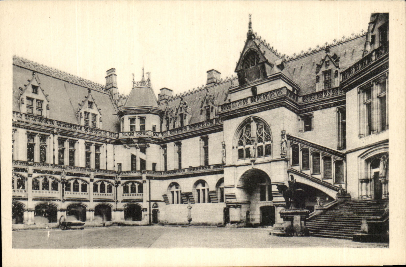 CPA Chateau De Pierrefonds Cour D'Honneur