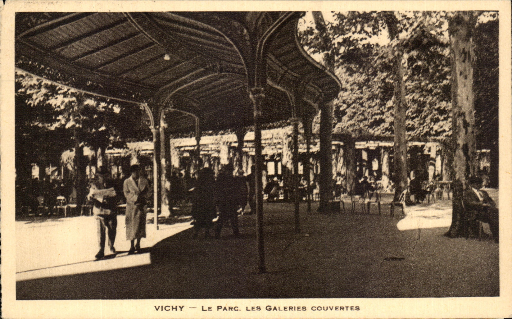 CPA Vichy Le Parc Les Galeries Couvertes