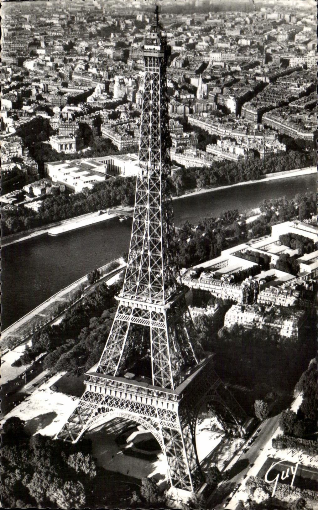 CPA En Avion sur Paris La Tour Eiffel