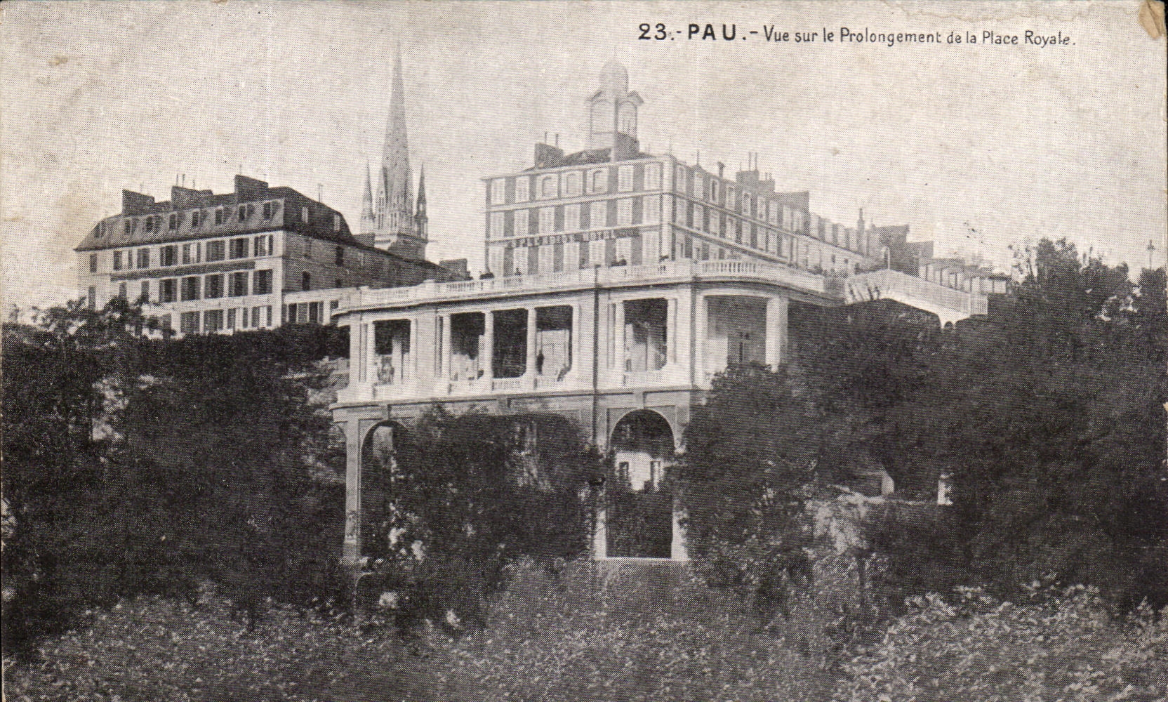 CPA Pau Vue sur le Prolongement de la Place Royale