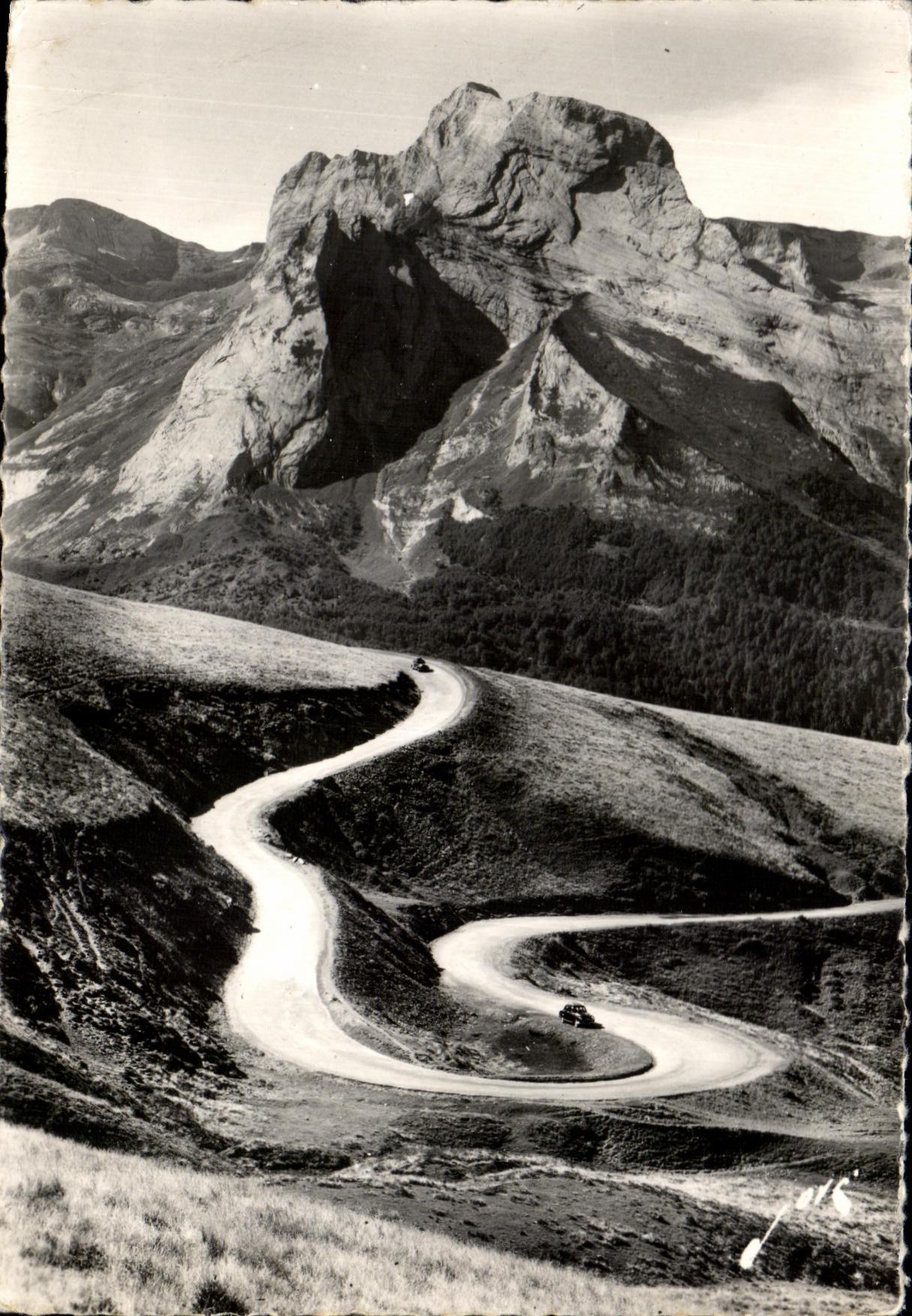 CPA Road Of the Collar D' Aubisque the peak of Ger and Iron Horse towards Good Water