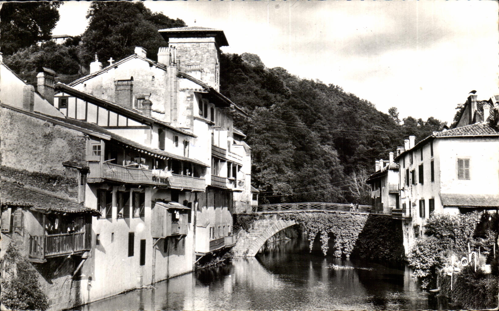 Out-of-date CPA St Jean Foot Of Port Houses on Nive