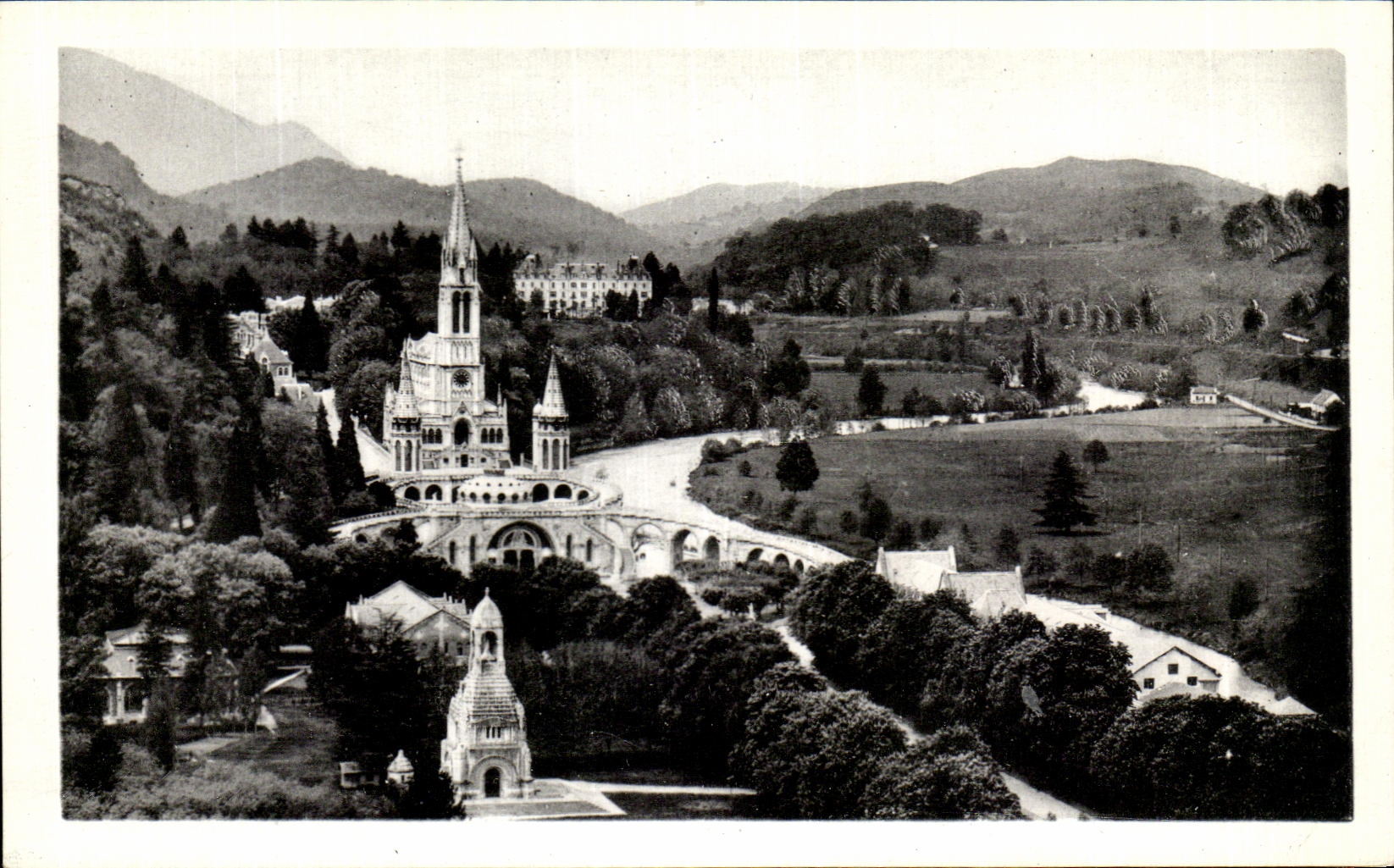 CPA Lourdes the Basilica and the martyrdom strong Castle