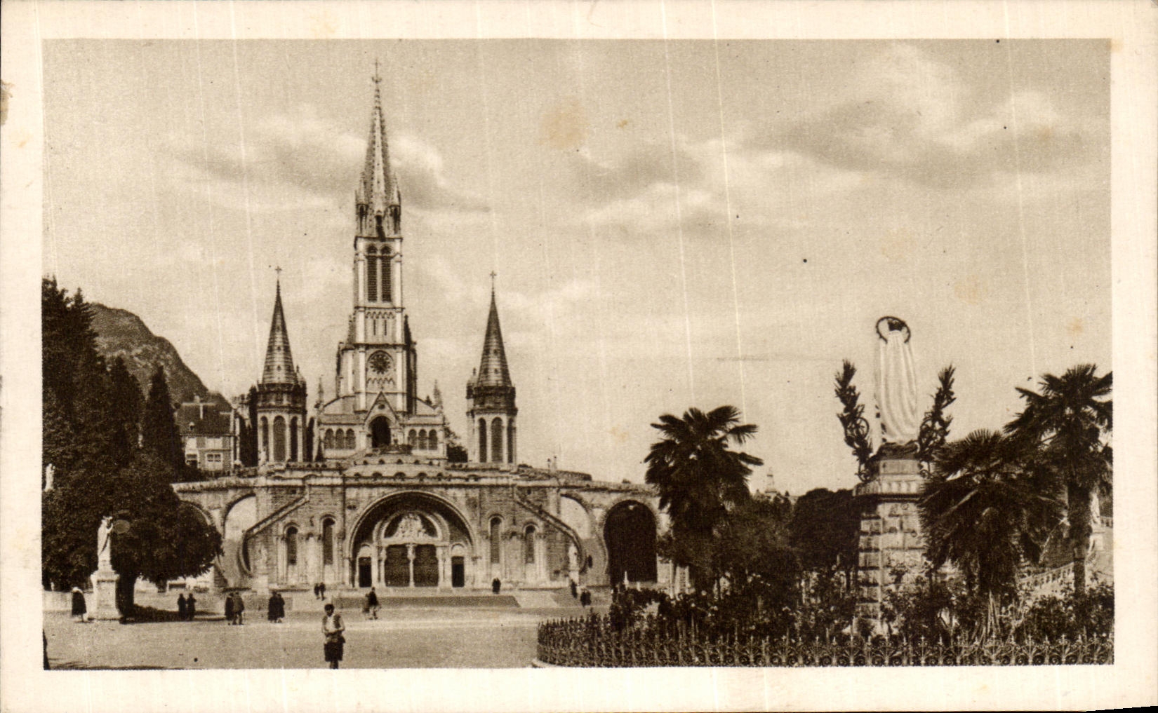 CPA Lourdes the Basilica and the virgin couronnee