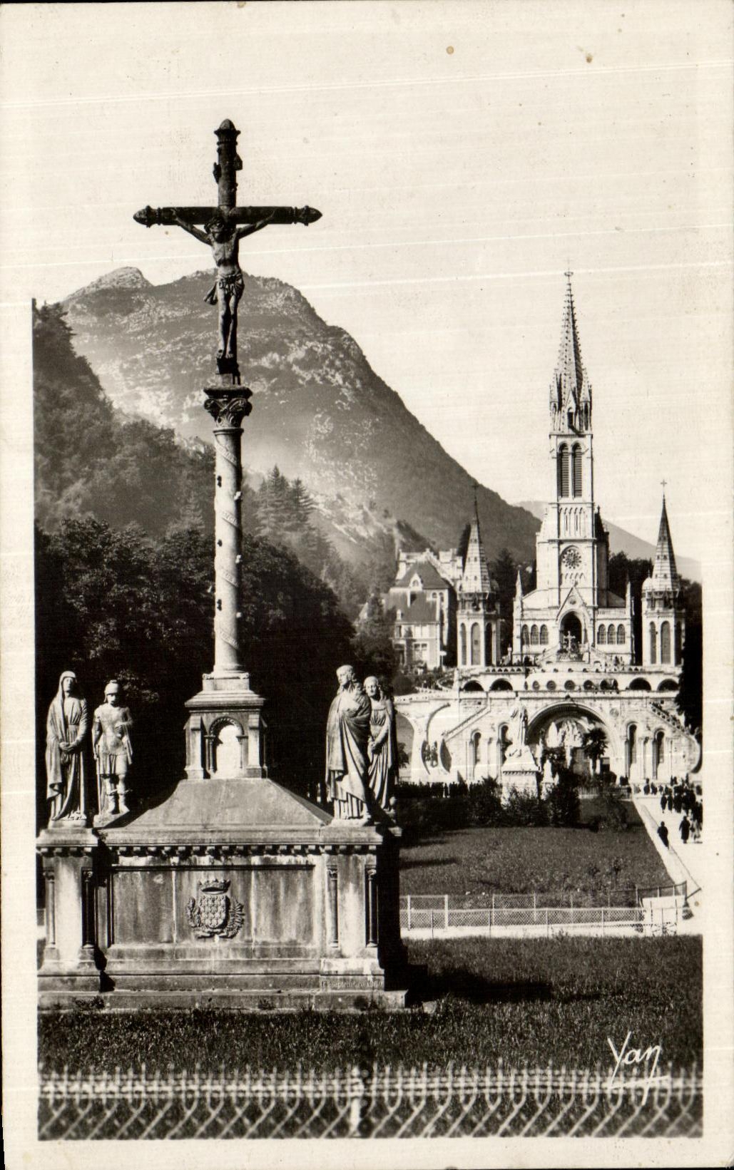 CPA Lourdes the Basilica and the Breton martyrdom