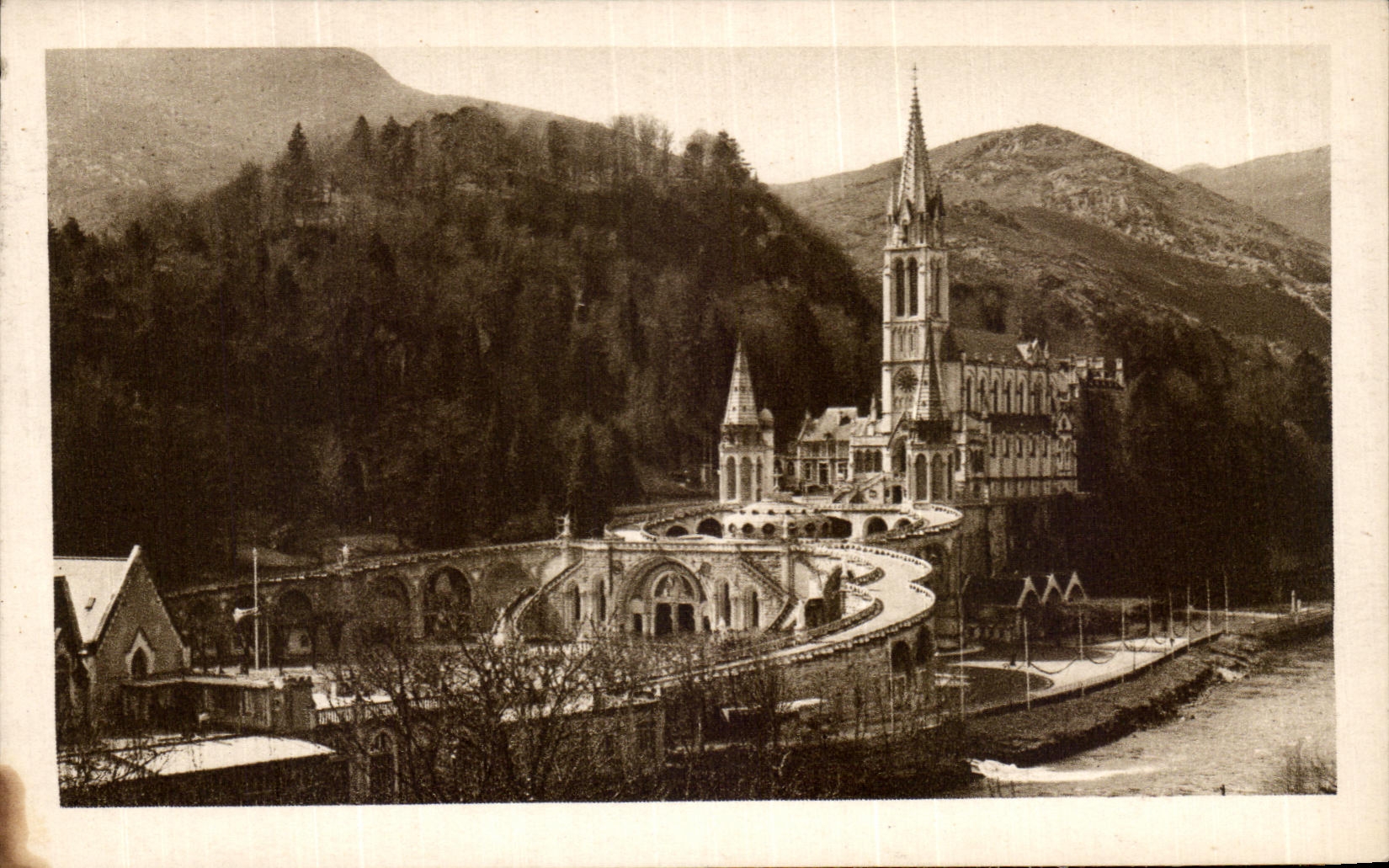 CPA Lourdes Overall picture on the basilica
