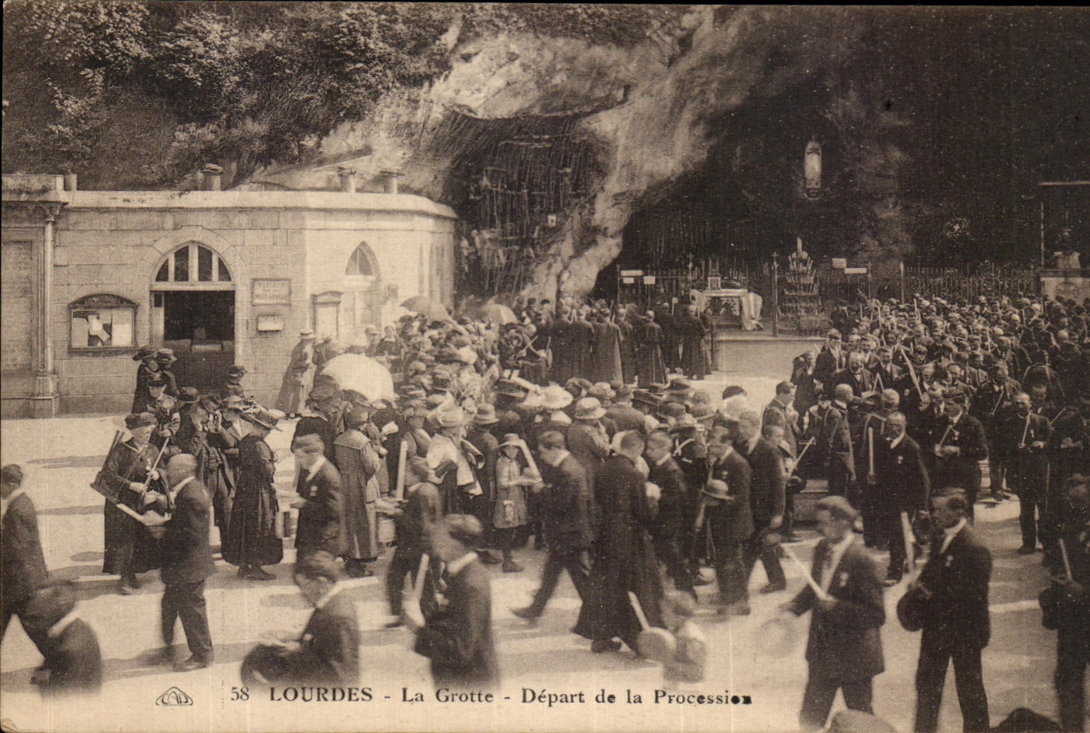 CPA Lourdes the cave Departure of the procession