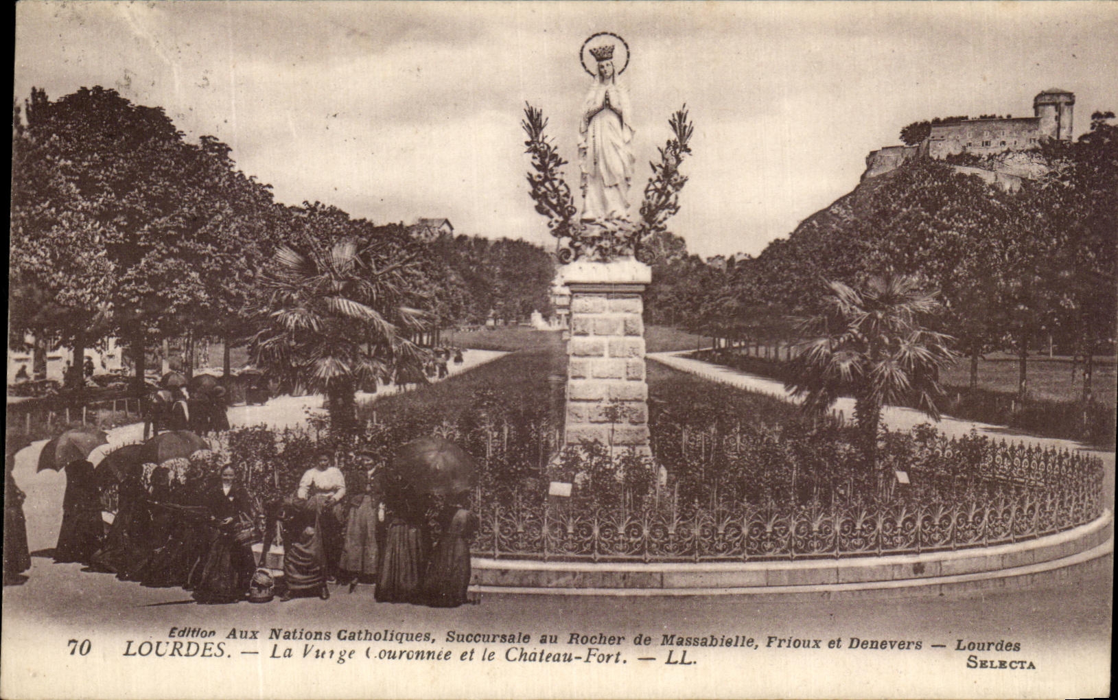 CPA Lourdes the Couronnee Virgin and the Castle Fort