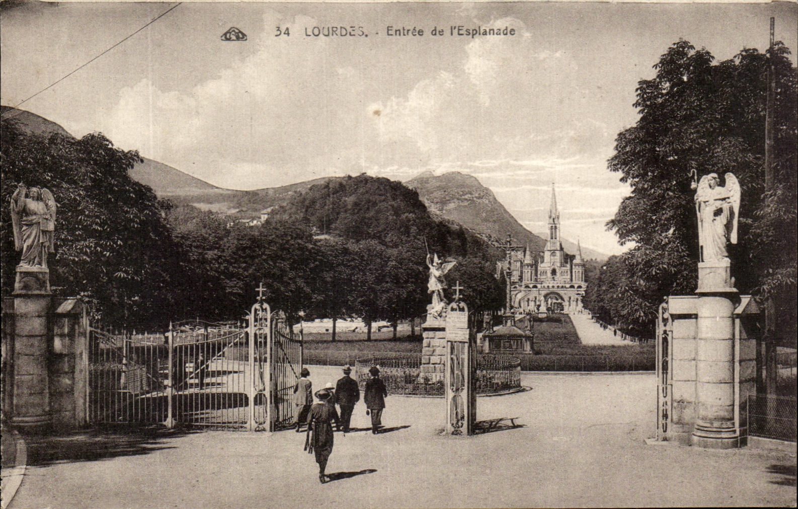 CPA Lourdes Entrance of the Esplanade