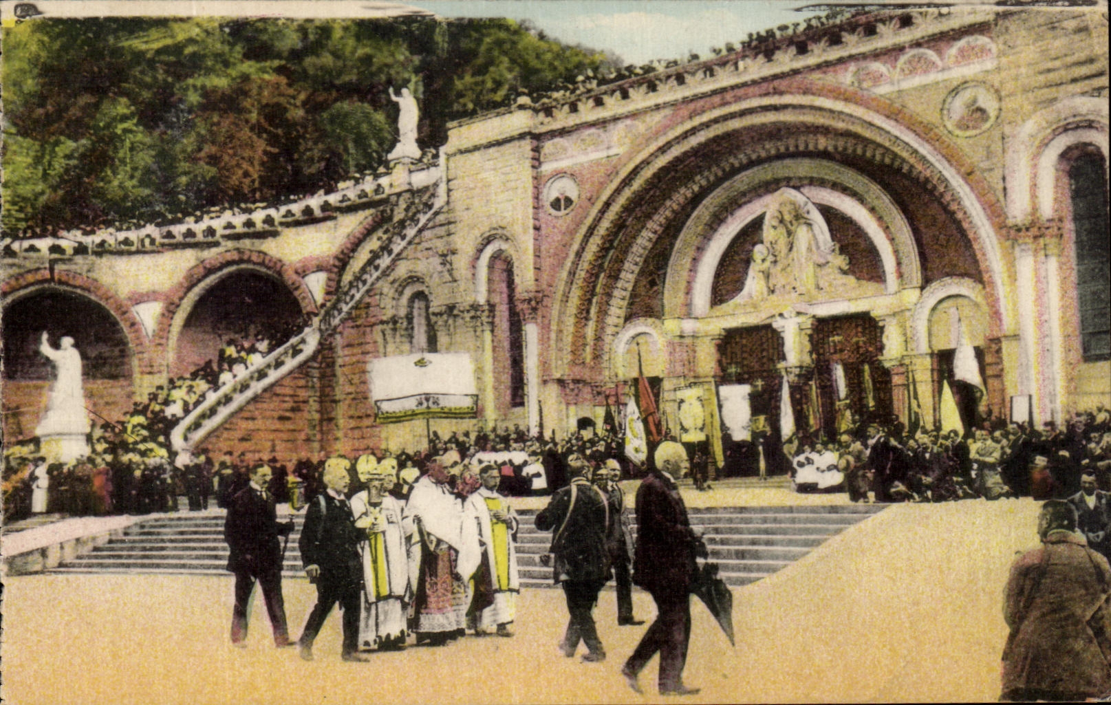 CPA Lourdes Blessing of Saint the Sacrament in front of the rosary