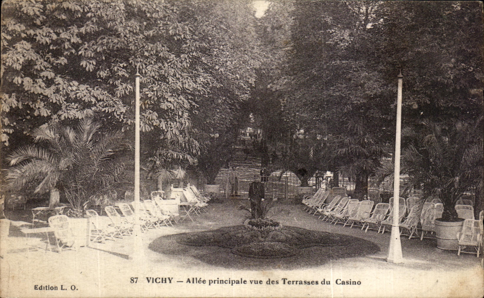 CPA Vichy Allee principale vue des Terrasses du Casino