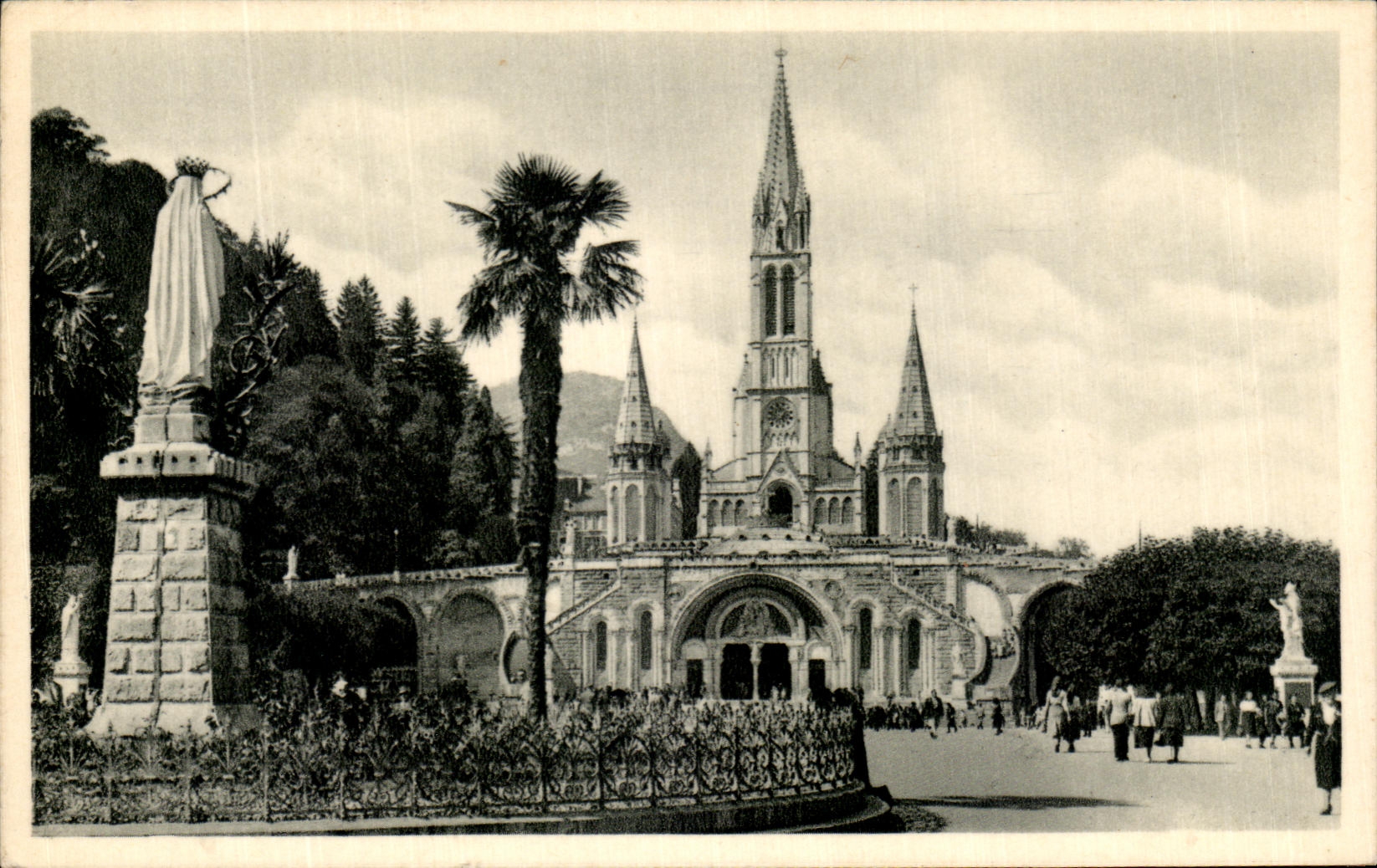 CPA Lourdes the basilica and the Couronnee Virgin