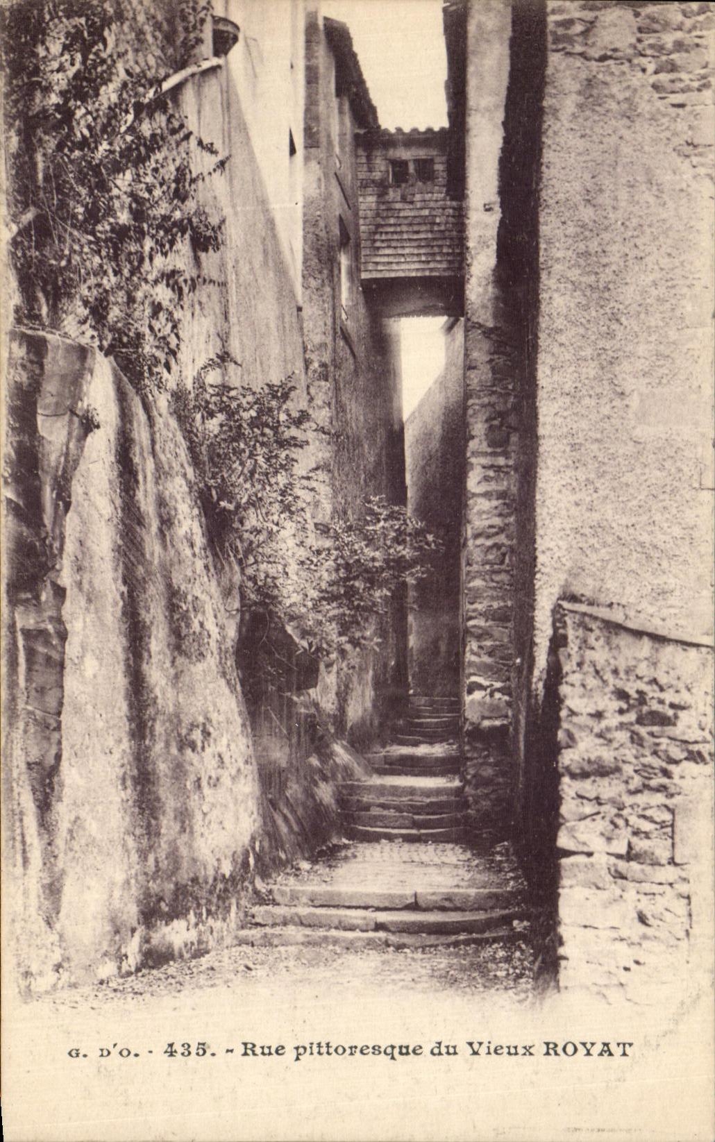 Picturesque CPA Street of the Royat Old man