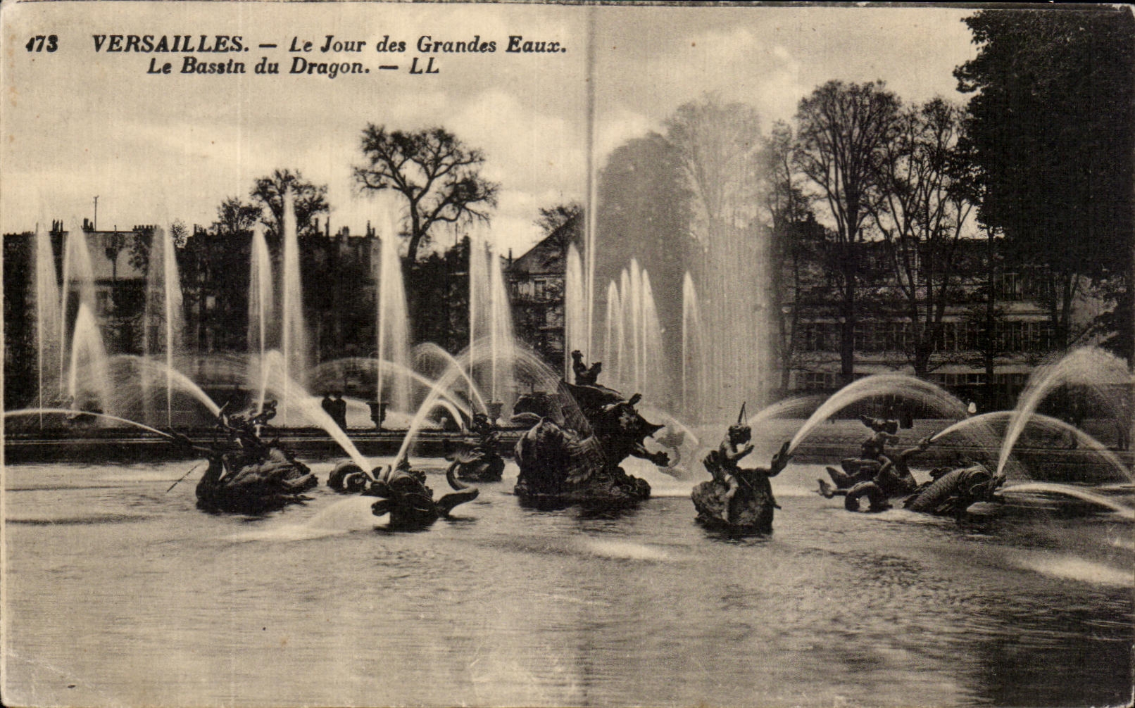 CPA Versailles Le Tour des Grandes Eaux Le Bassin du Dragon