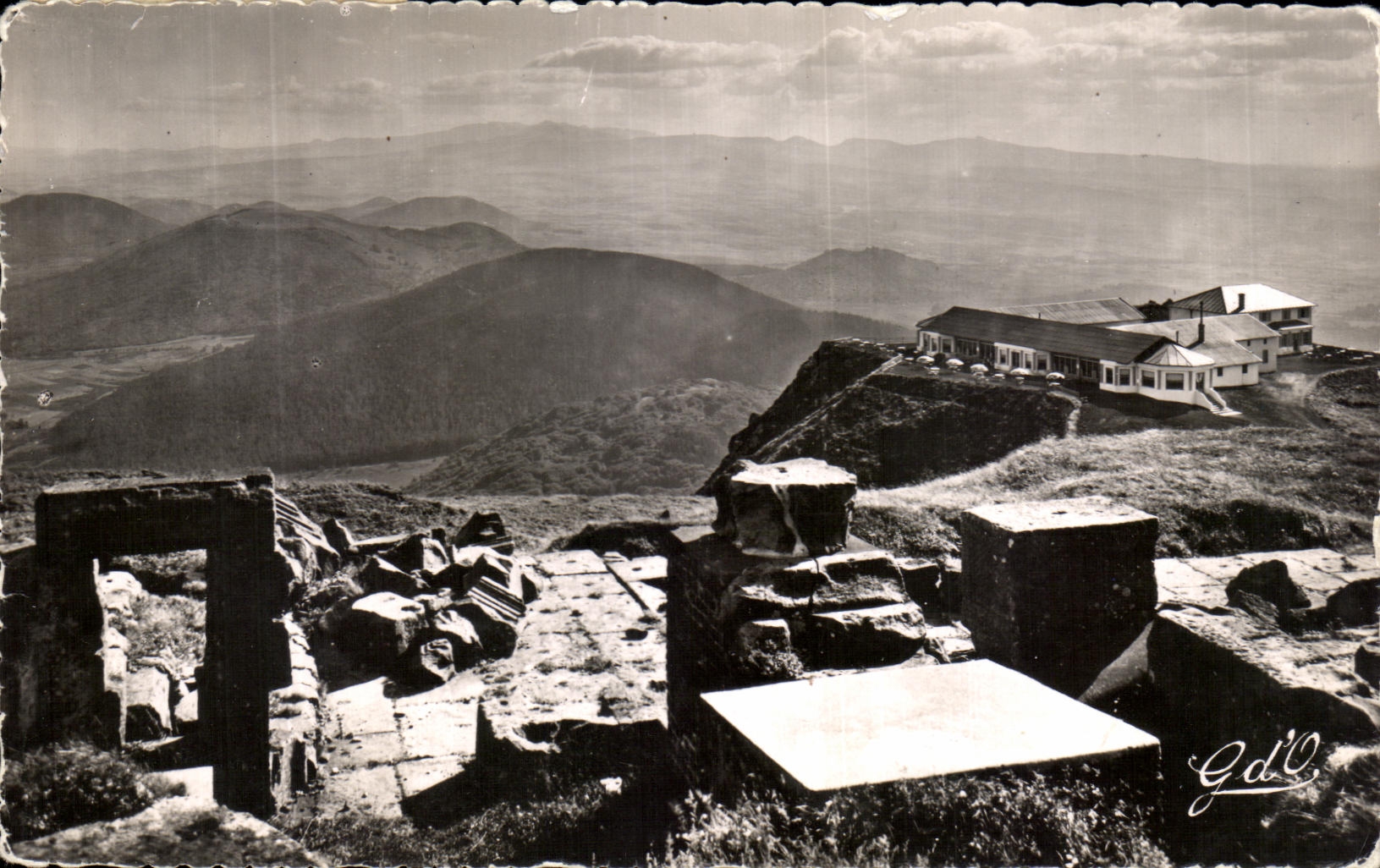 CPA Auvergne Summit of Puy de Dome Ruins of the Mercury Temple and chain of Southern Puys