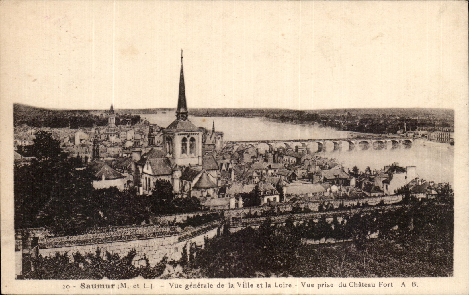 CPA Saumur Vue Generale De La Ville Et La Loire Vue Prise du chateau fort