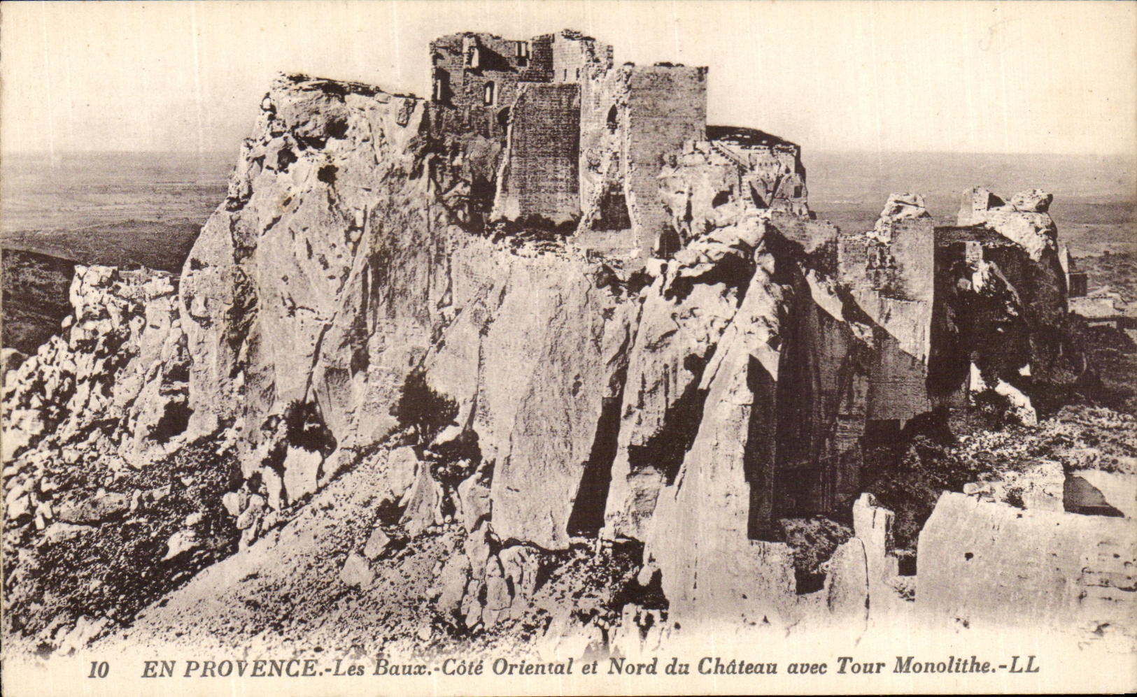 CPA En Provence Les Baux Cote Oriental et Nord du Chateau avec Tour Monolithe