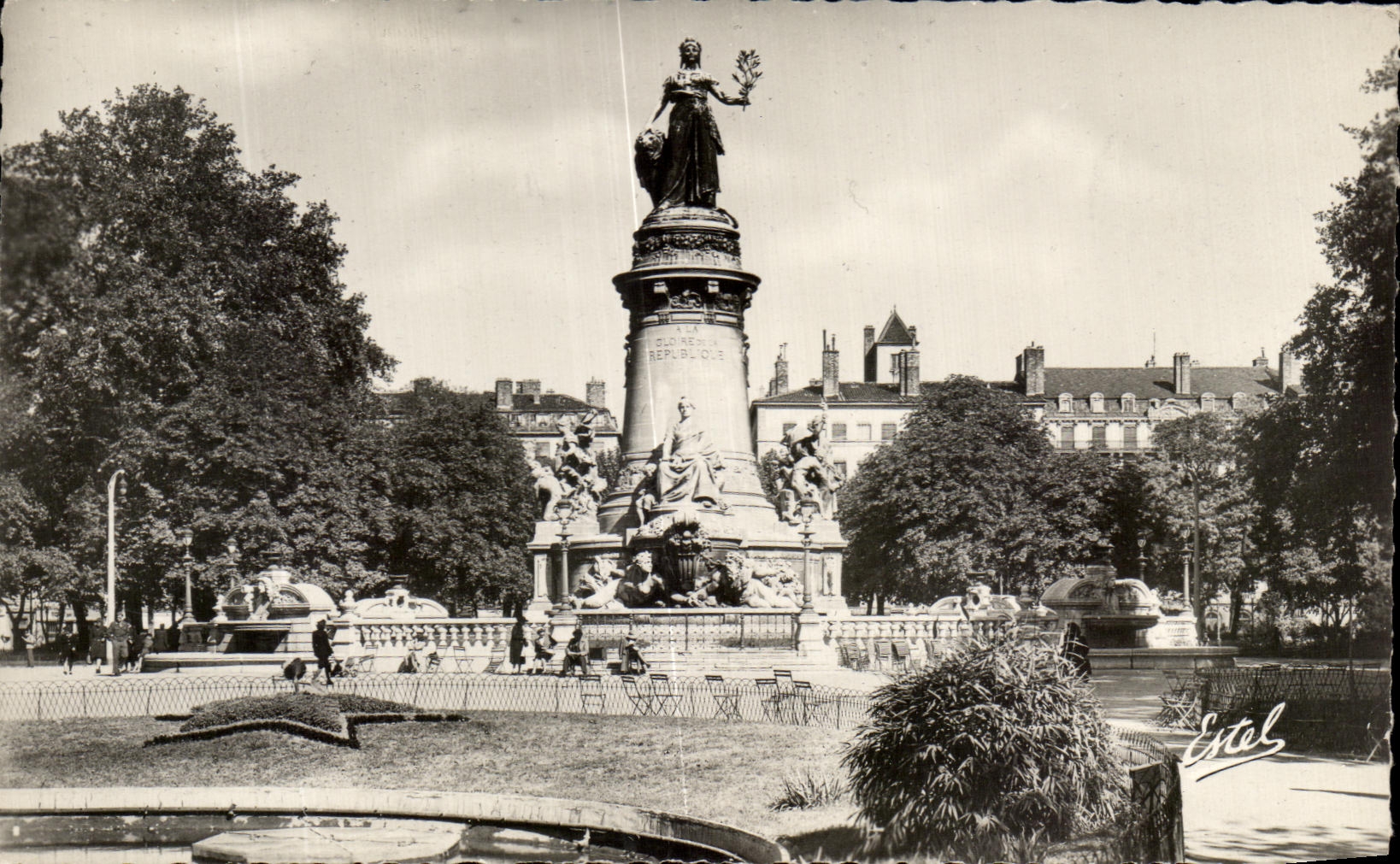 CPA Lyon Places Carnot Monument of the republic