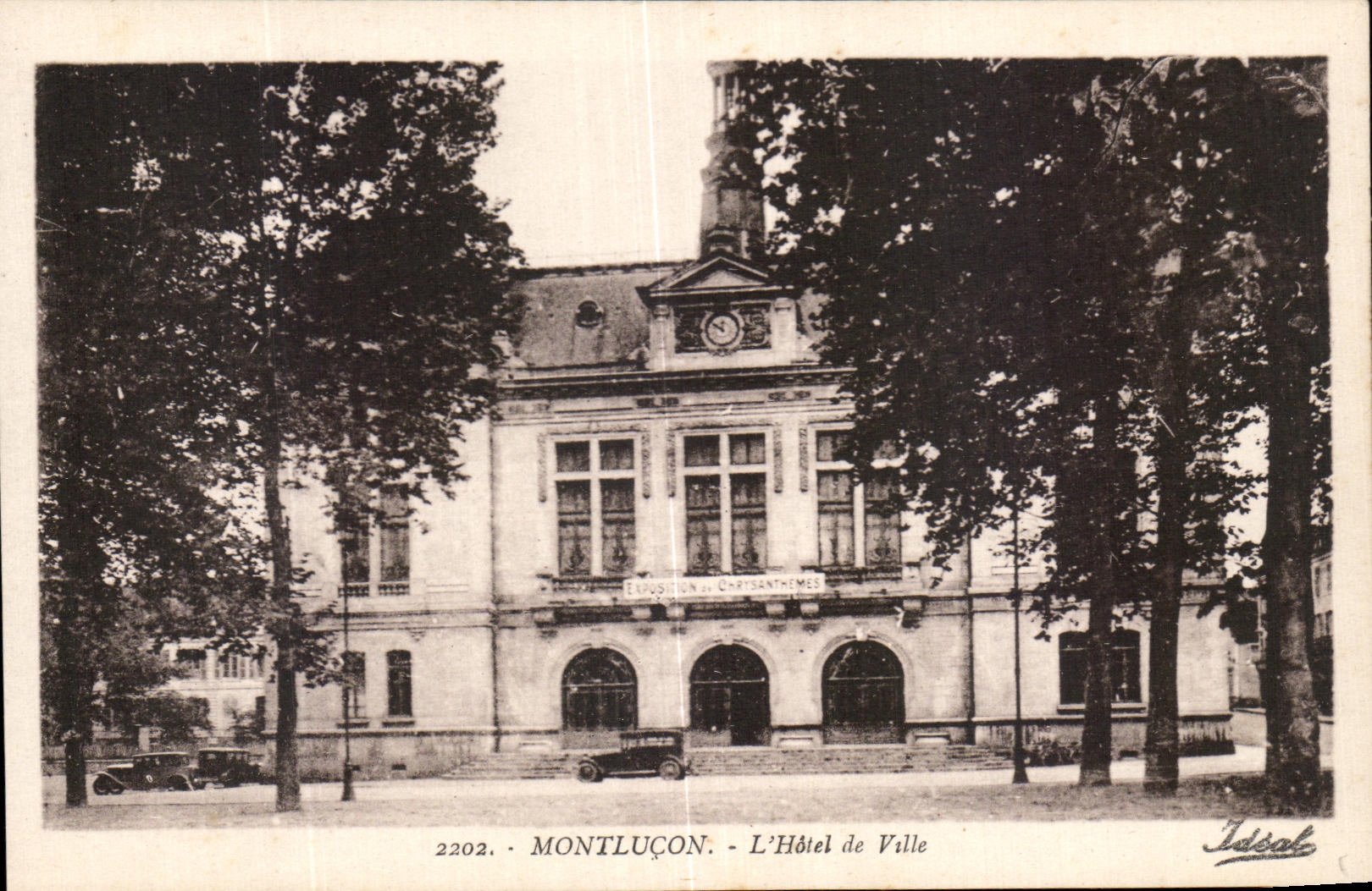 CPA Montlucon L'Hotel de Ville Exposition de Chrysanthemes 