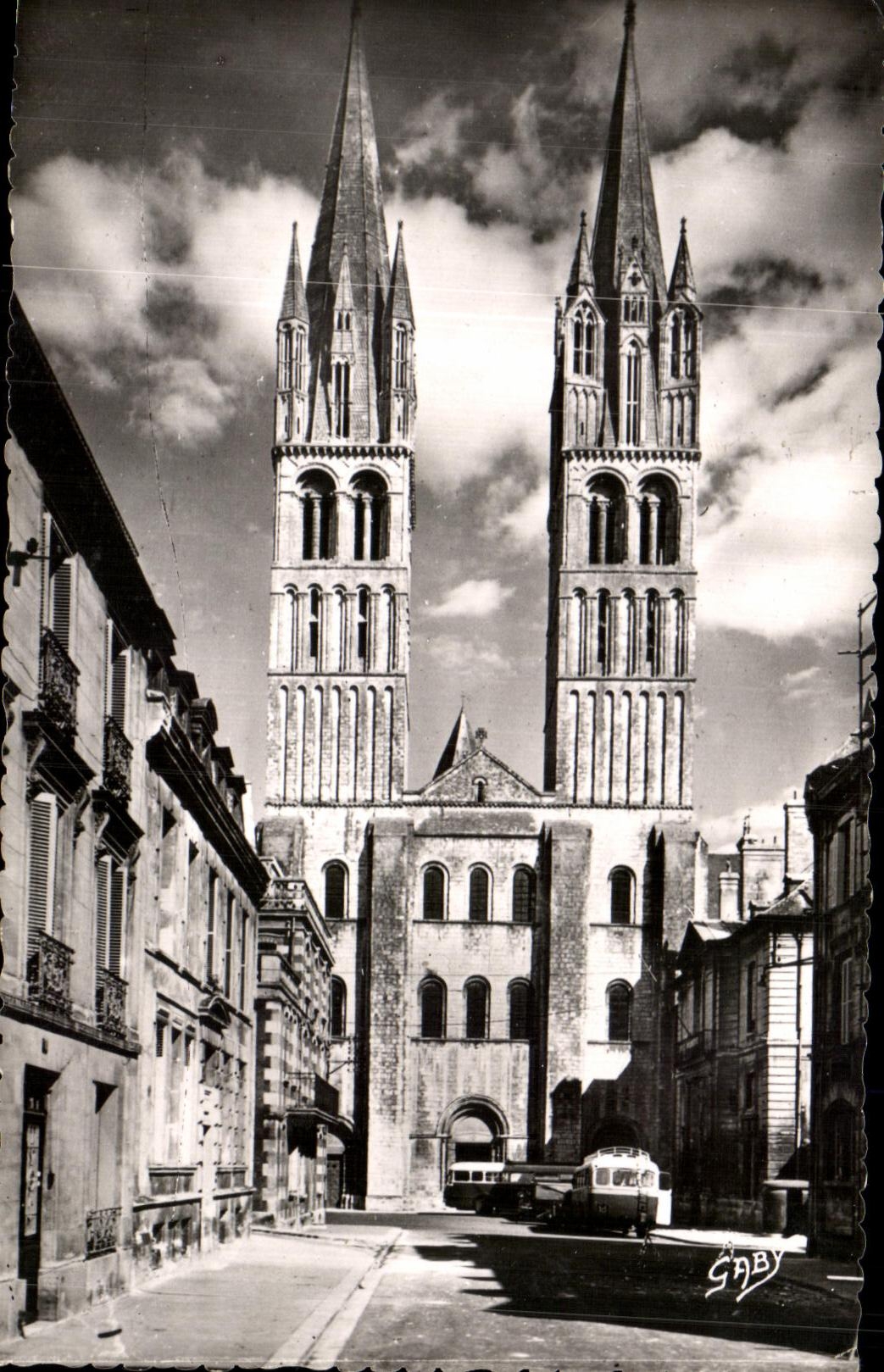 CPSM Caen Eglise Abbatiale Saint Etienne Facade et Tours de l'Epoque de Guillaume le Conquerant