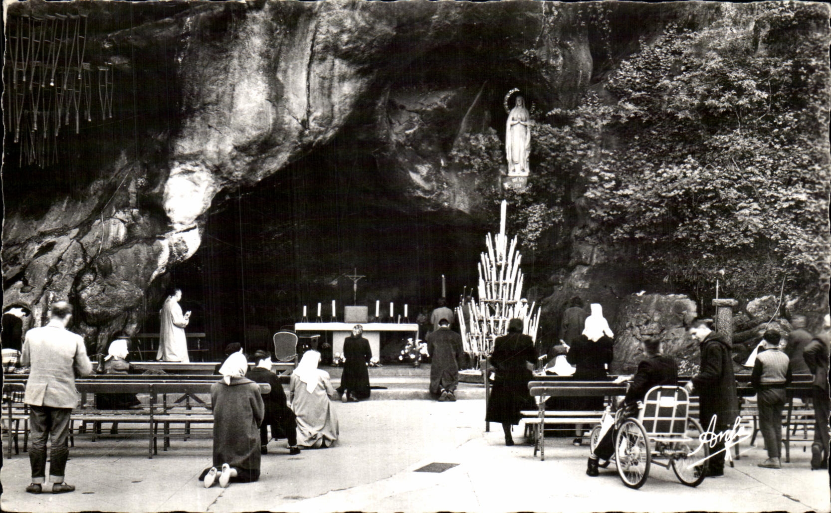 CPSM Lourdes the Prayer With the Feet Of the Virgin