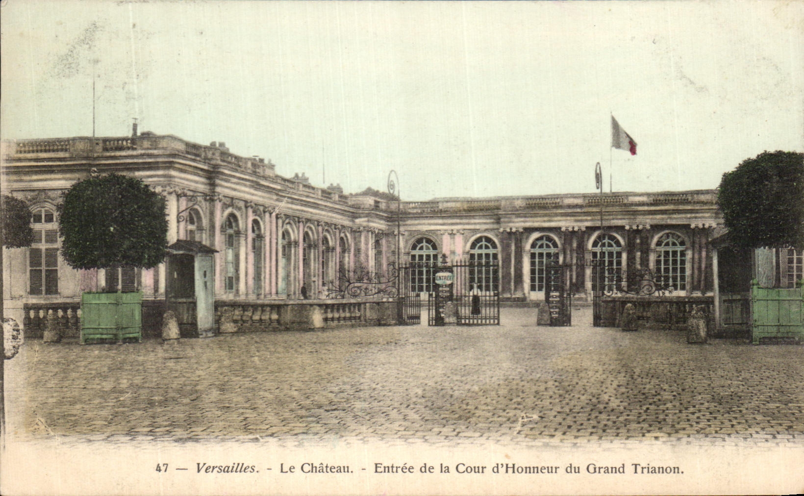 CPA Versailles Le Chateau Entree de la Cour d'Honneur du Grand Trianon