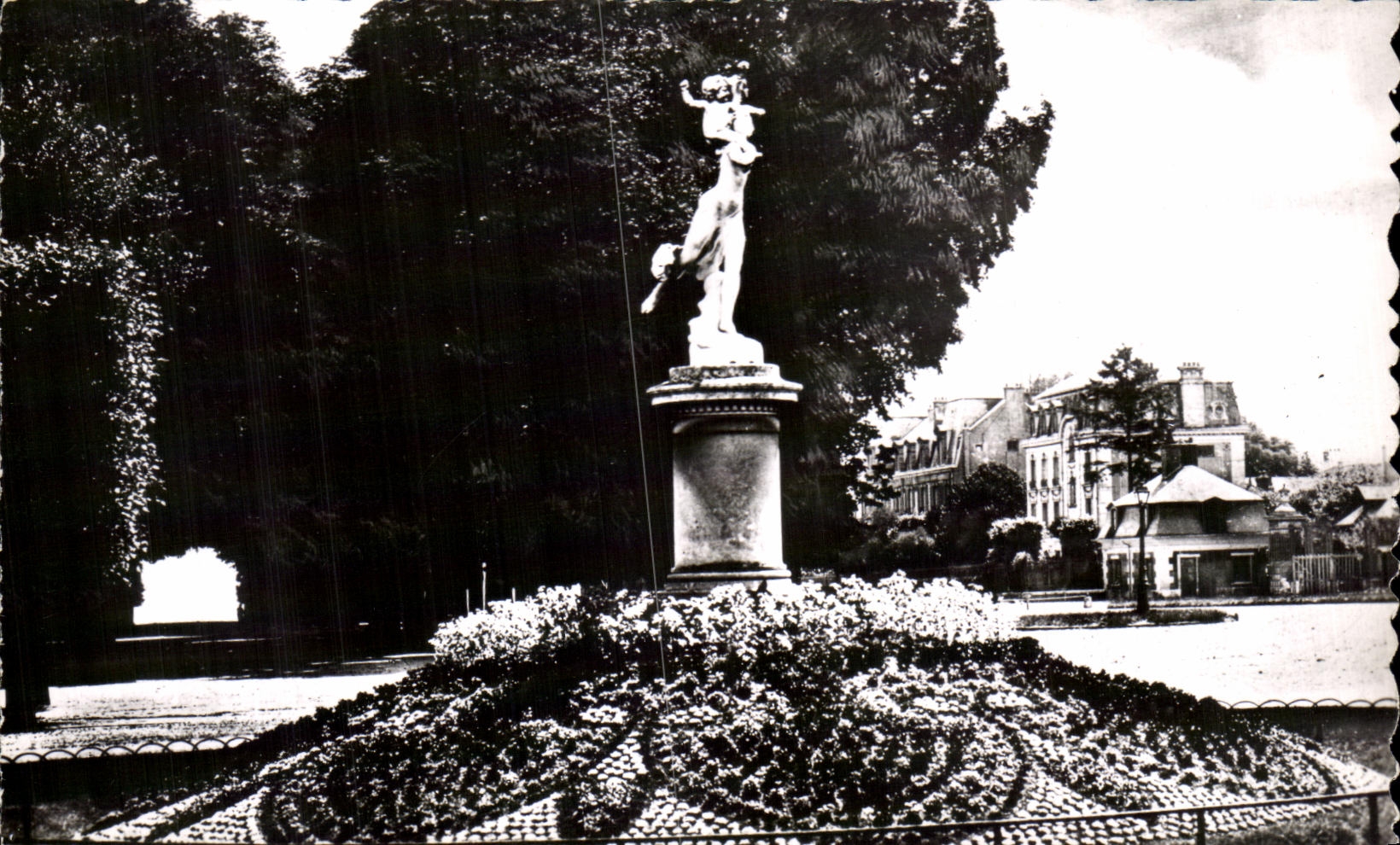 CPA Saint Germain En Laye Le Parterre L'Amcur et le Folie de Darbefeuille