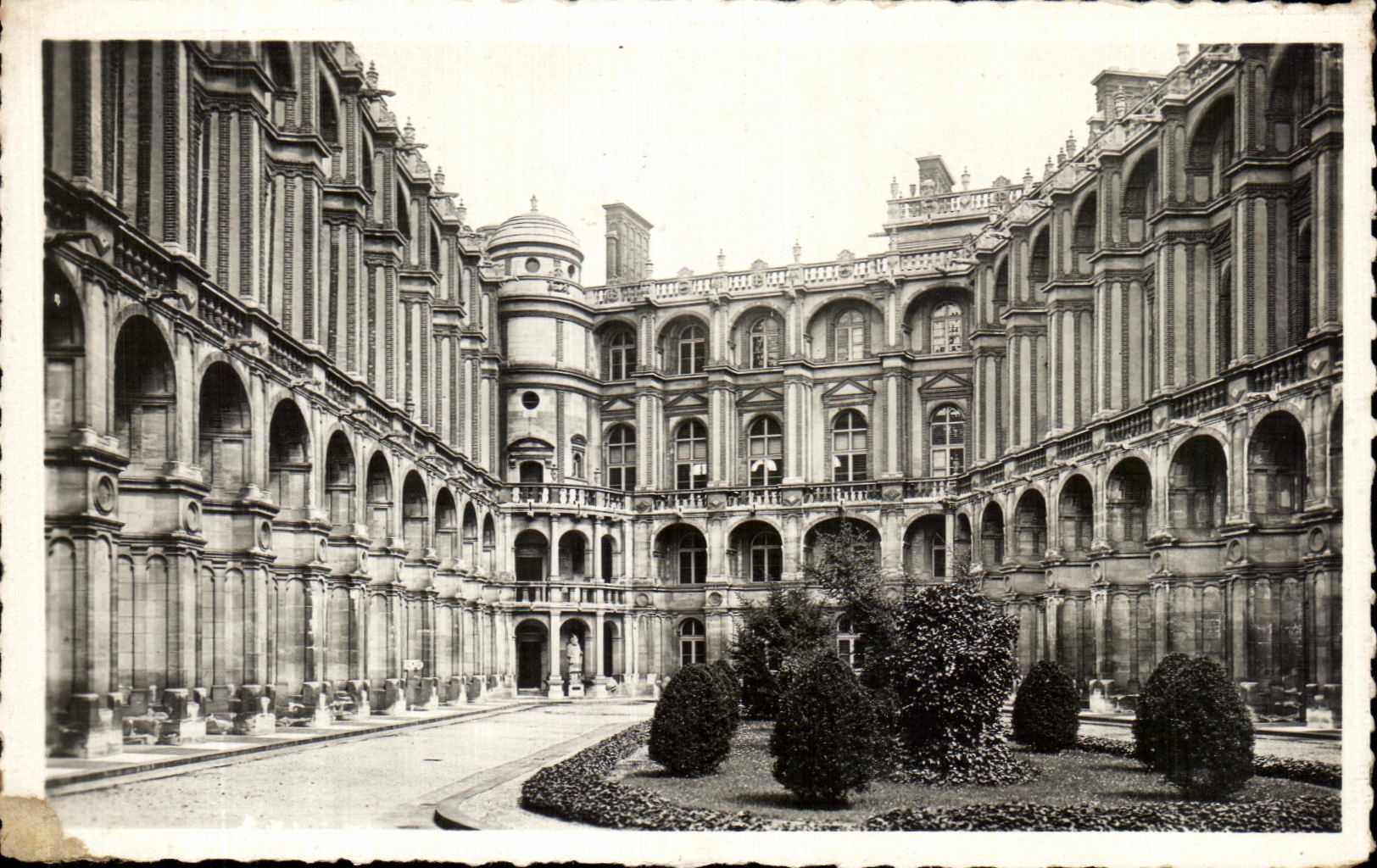 CPA Saint Germaim En Laye Le Chateau Cour Interieure