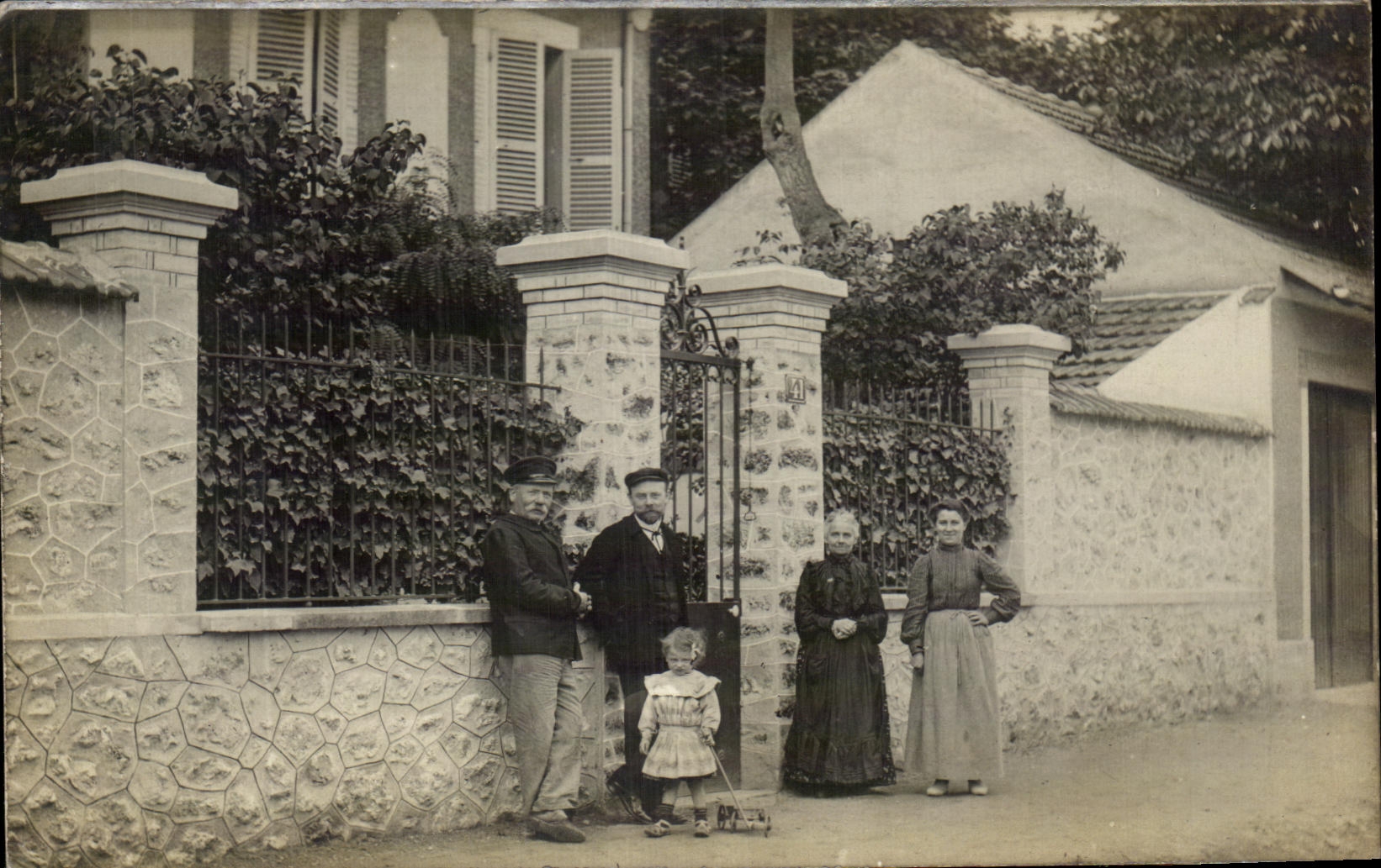 Real photo Boulogne Family
