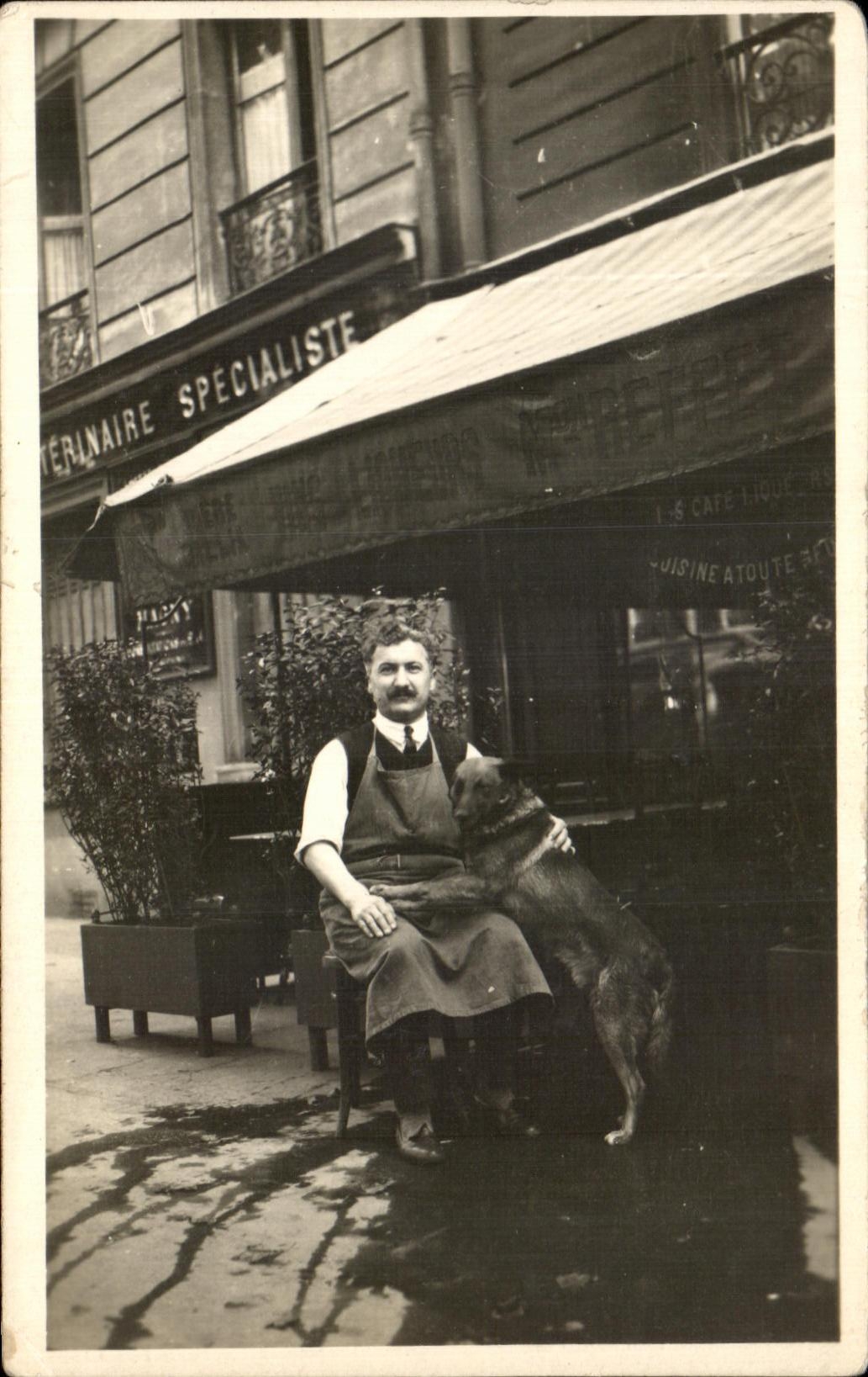 CARTE PHOTO Paris Maison Reffet Cafetier et son chien