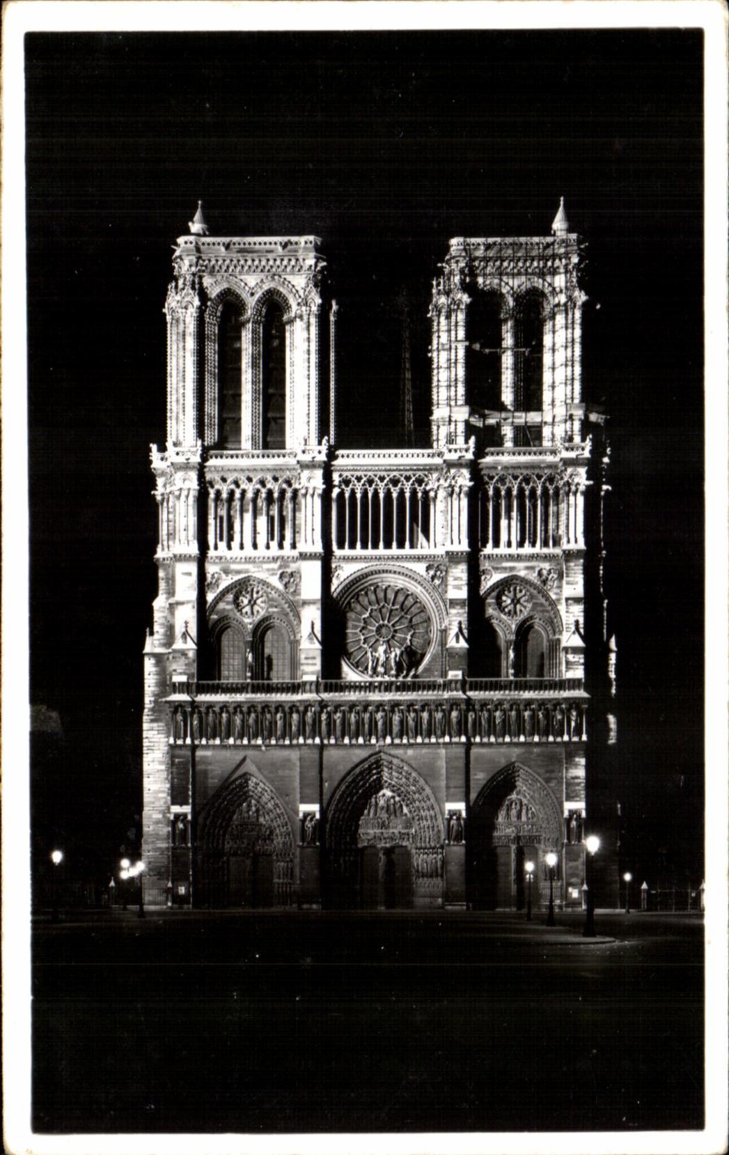 CPA Paris la noche la iglesia de Notre Dame