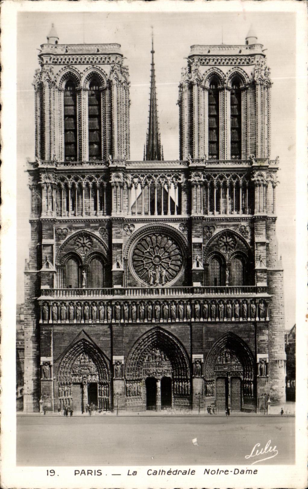 CPA Paris la catedral de Notre Dame