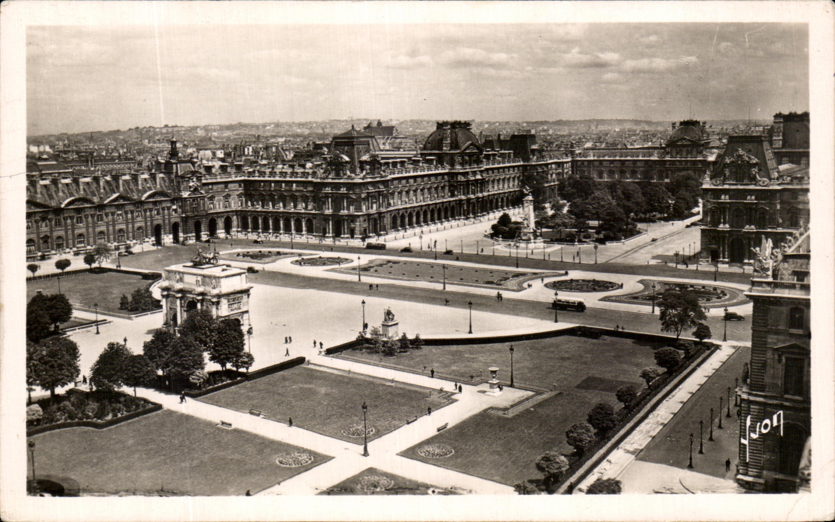 CPA Paris While Strolling View on the Place of the Louvre Carousel