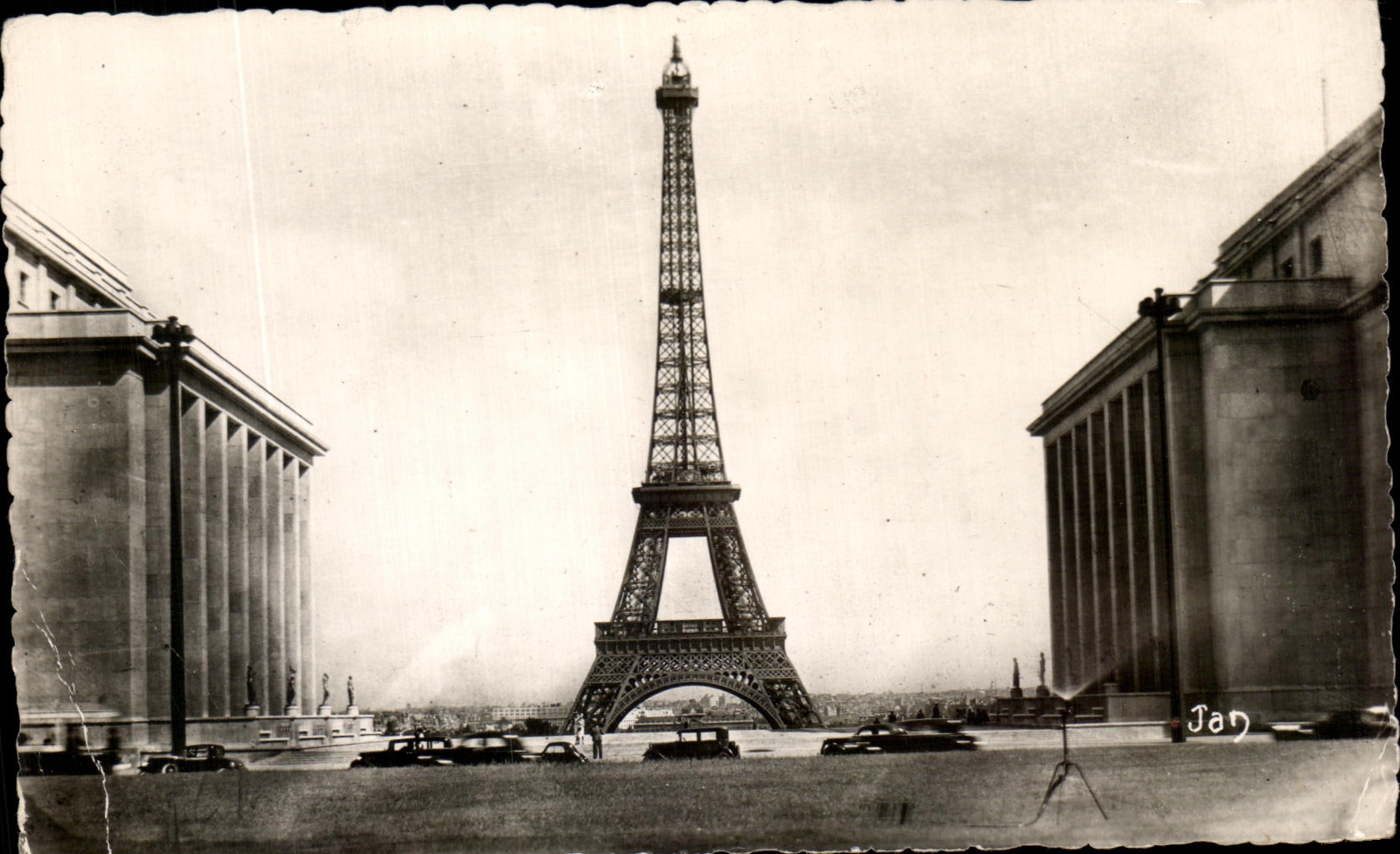 CPA Paris le Palais de Chaillot et la Tour Eiffel