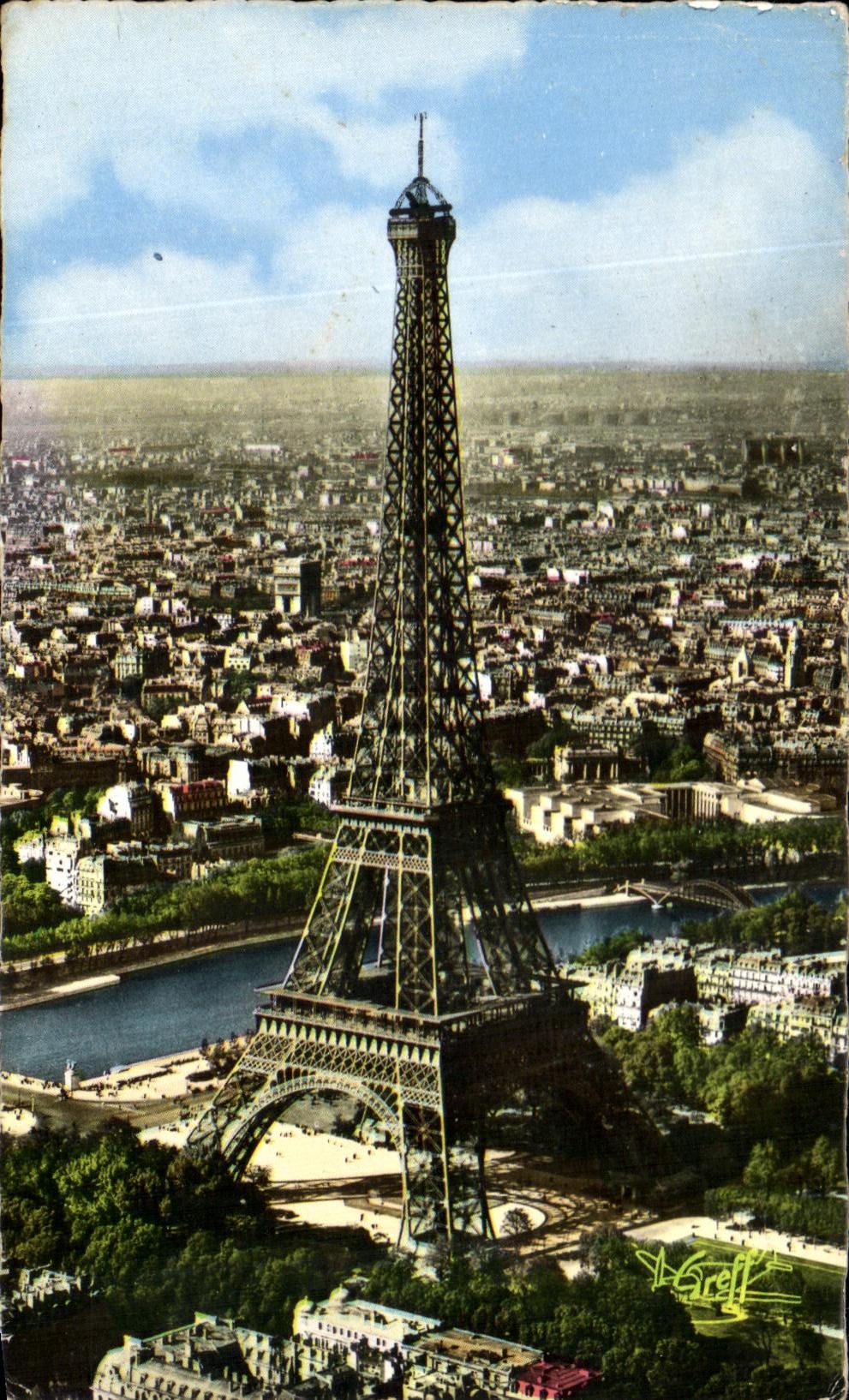 CPA Paris Vue La Tour Eiffel a Seine et l'Arc de l'Etoile