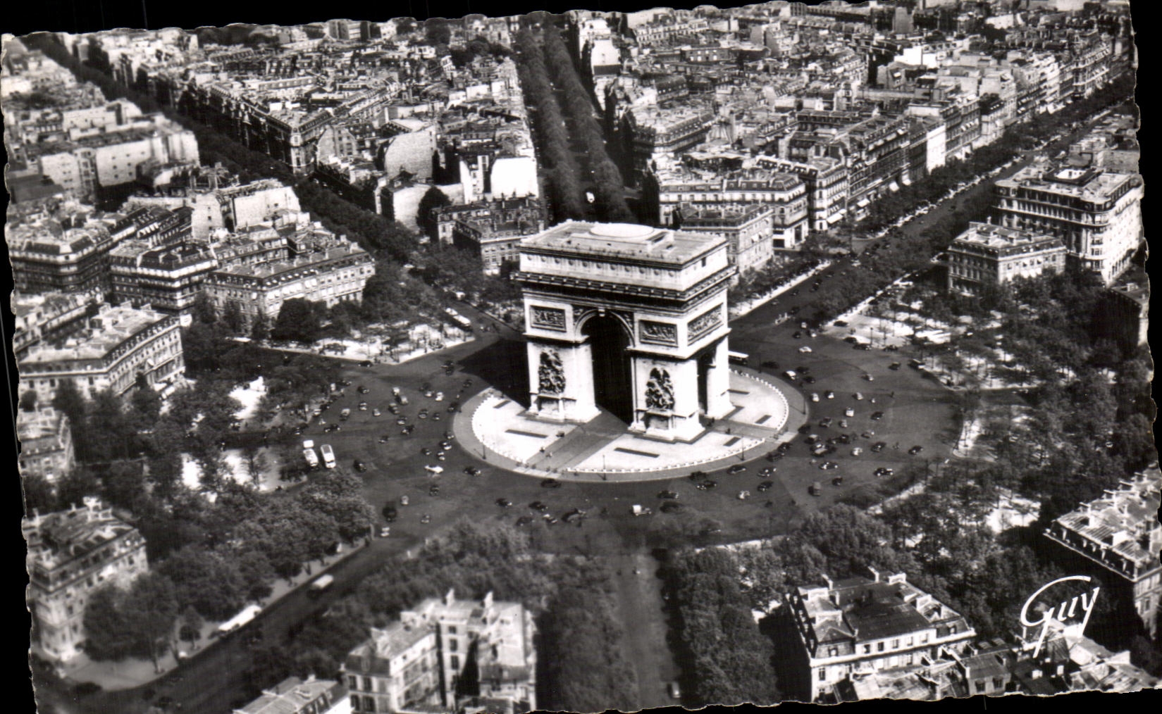 CPA En Avion Sur Paris La place et l'arc de triomphe de l'Etolle A droite l'avenue des Champs Elysees