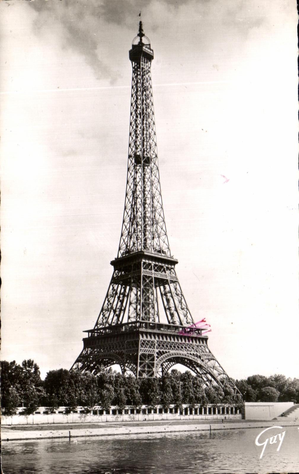 CPA Paris Et Ses Merveilles La tour Eiffel Vue de l'avenue de New York