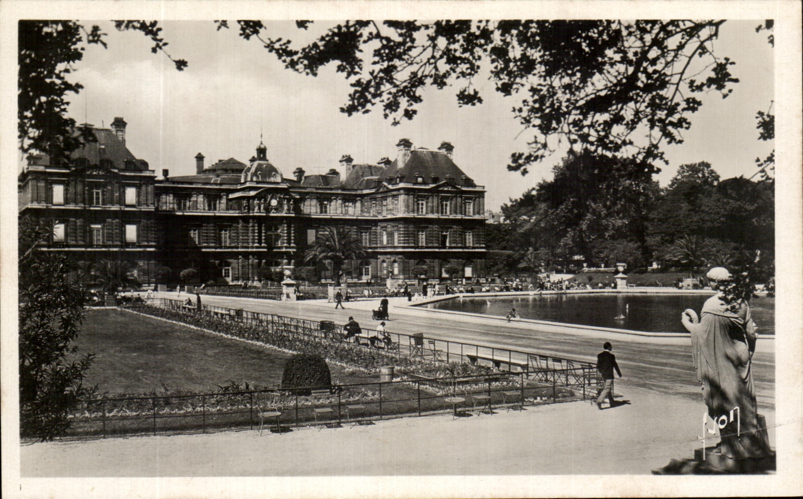 CPA Paris While Strolling Palate and Garden of Luxembourg