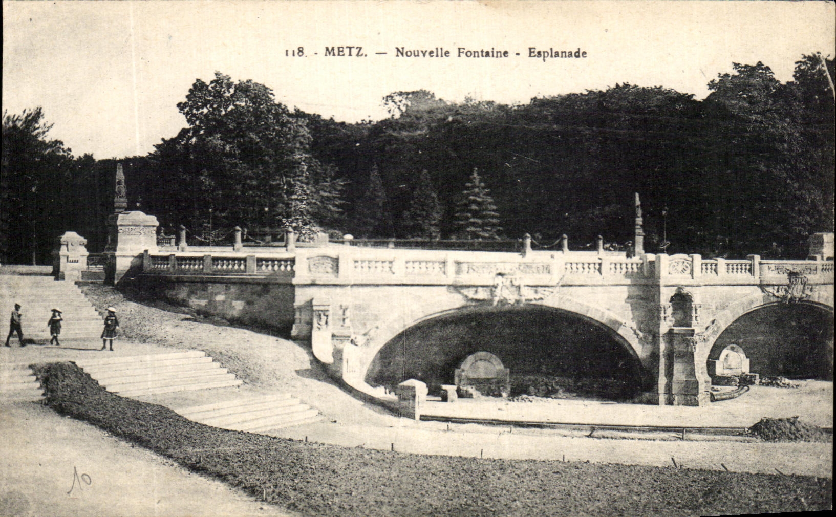 Explanada de la fuente de las noticias de CPA Metz