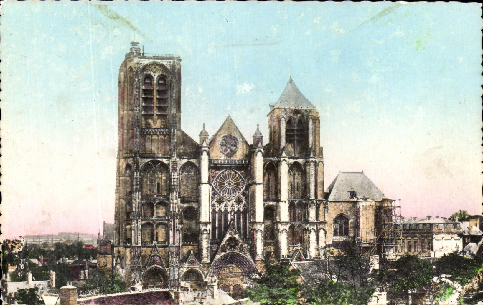 Ataque frontal de CPA Bourges de la catedral vista del edificio de la oficina de correos