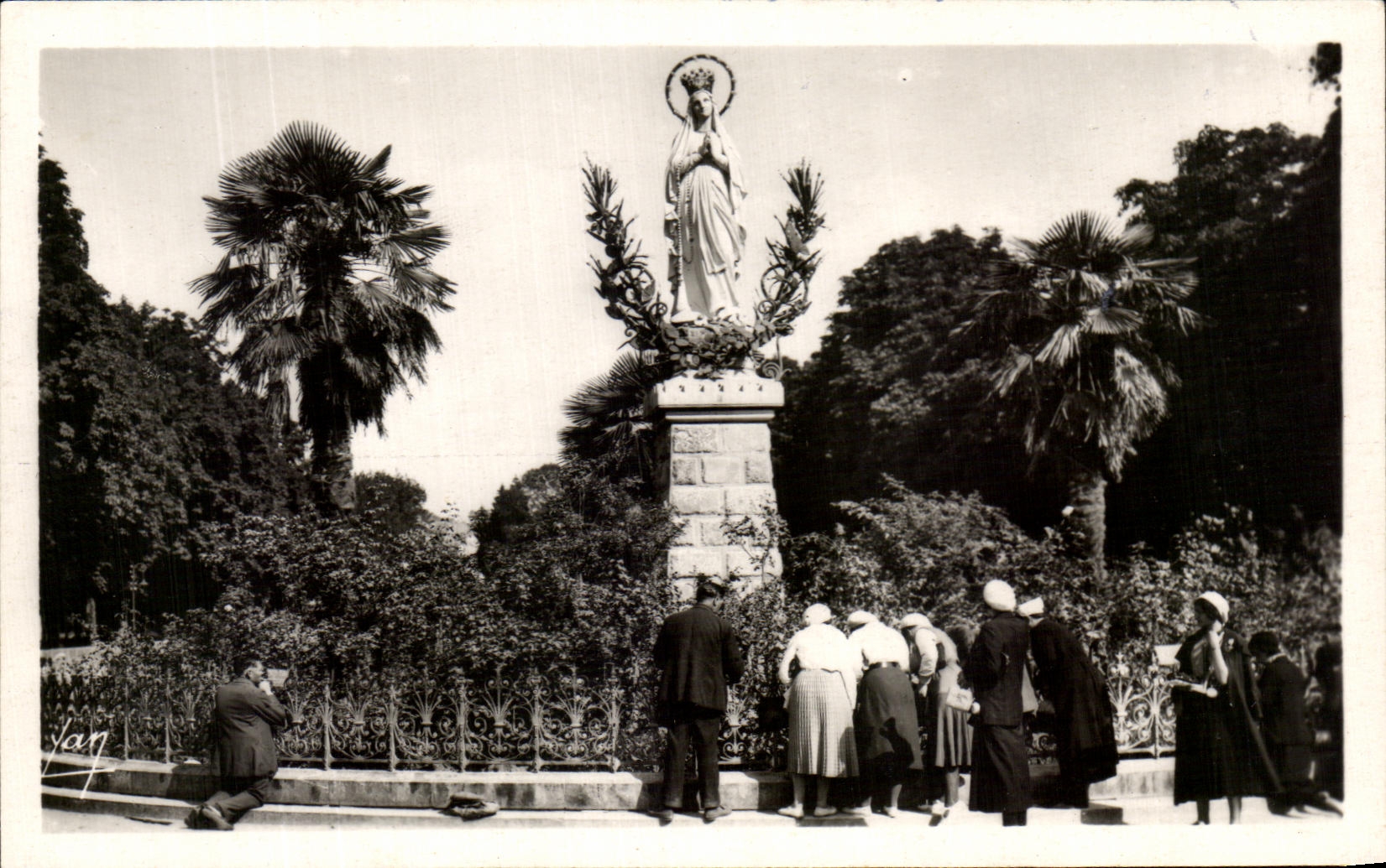 CPA Lourdes the Couronnee Virgin