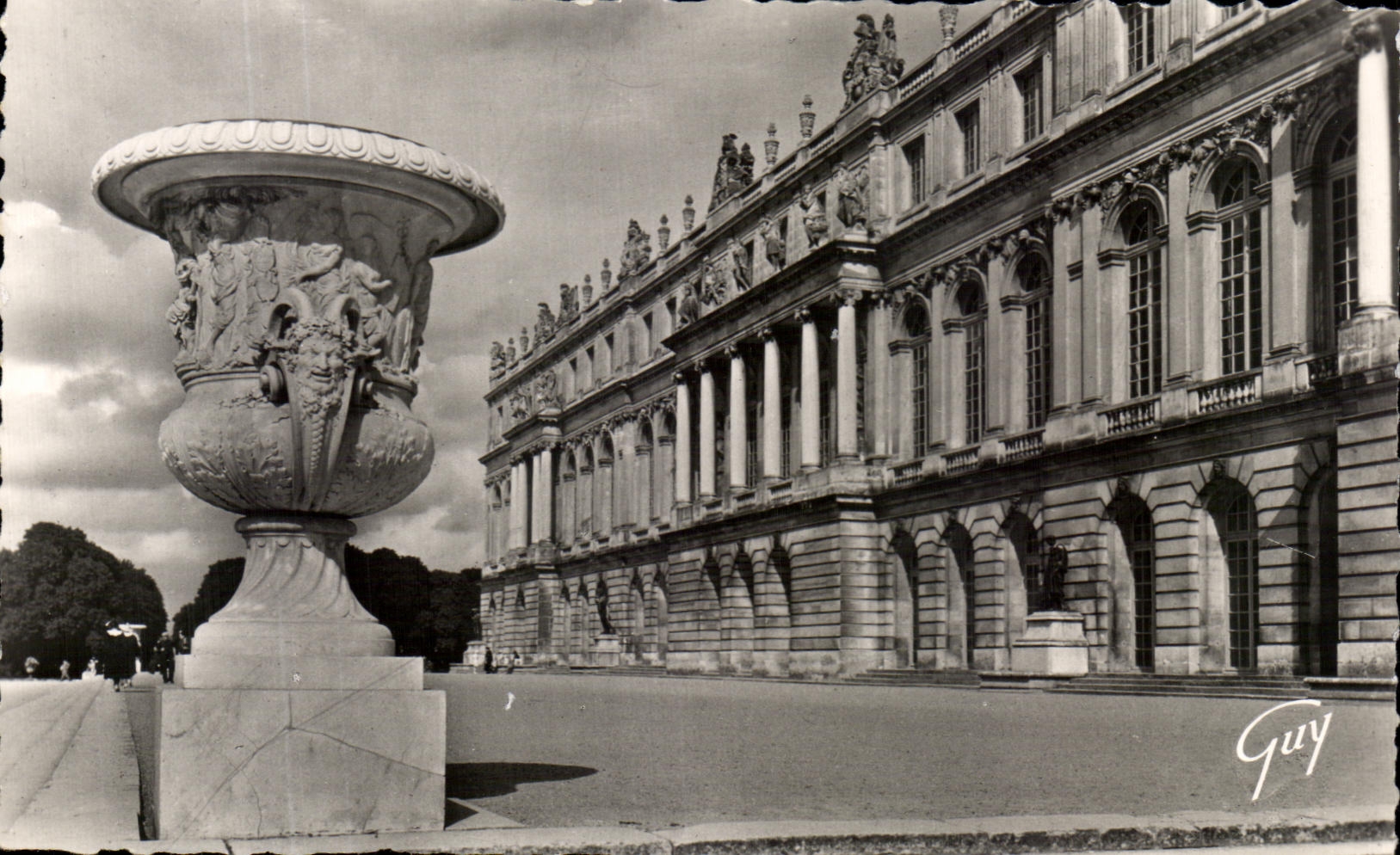 CPA Versailles et Ses Merveilles Le Chateau Facade sur le Parc Au Premier Plan Le Vase de la Paix Par Tuby