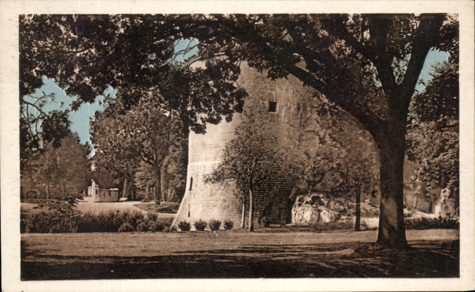 CPA Vincennes Tower of Dodenne and the War memorial