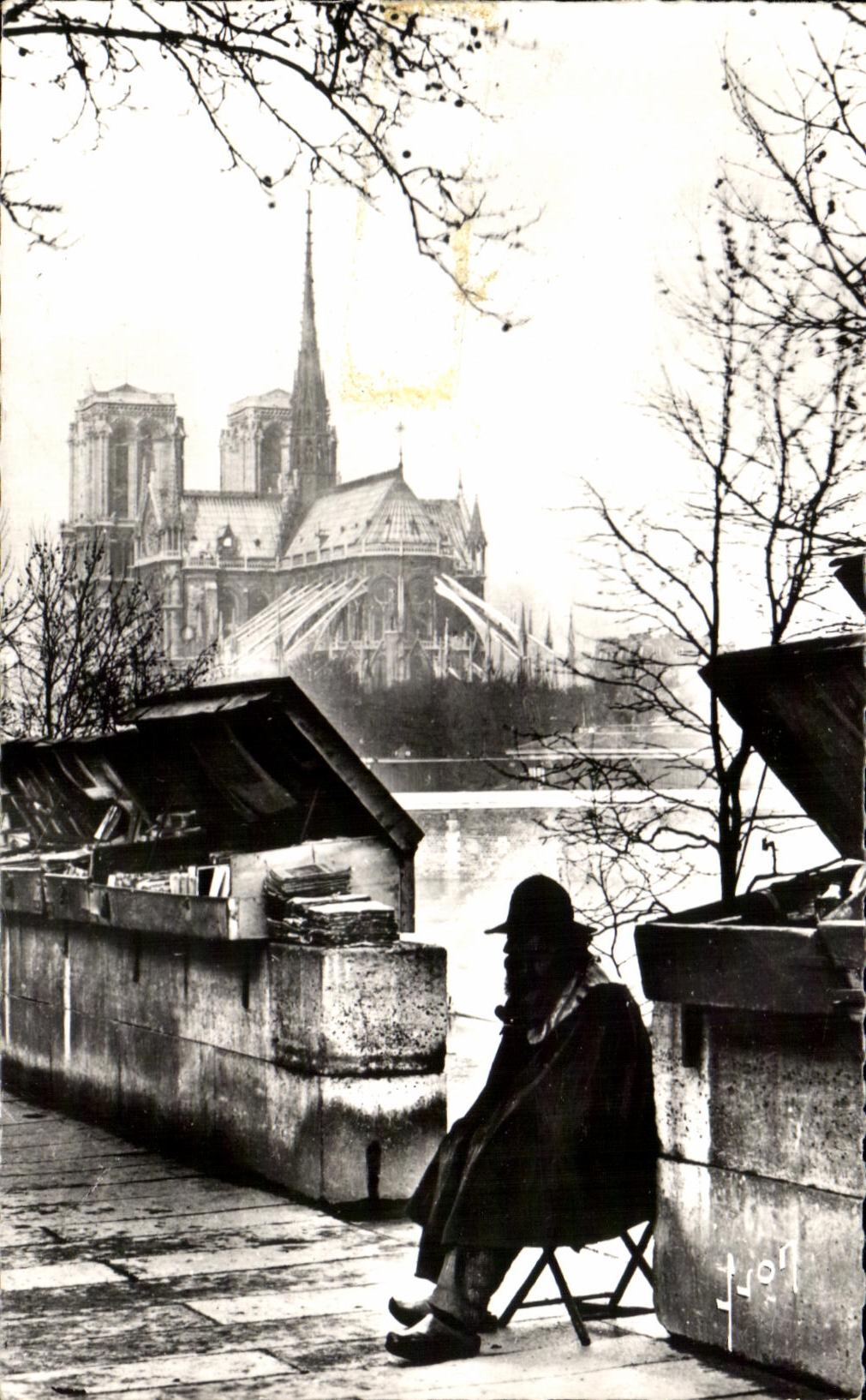 CPA Paris While Strolling the ancestor of the Secondhand booksellers quay of the Small tower