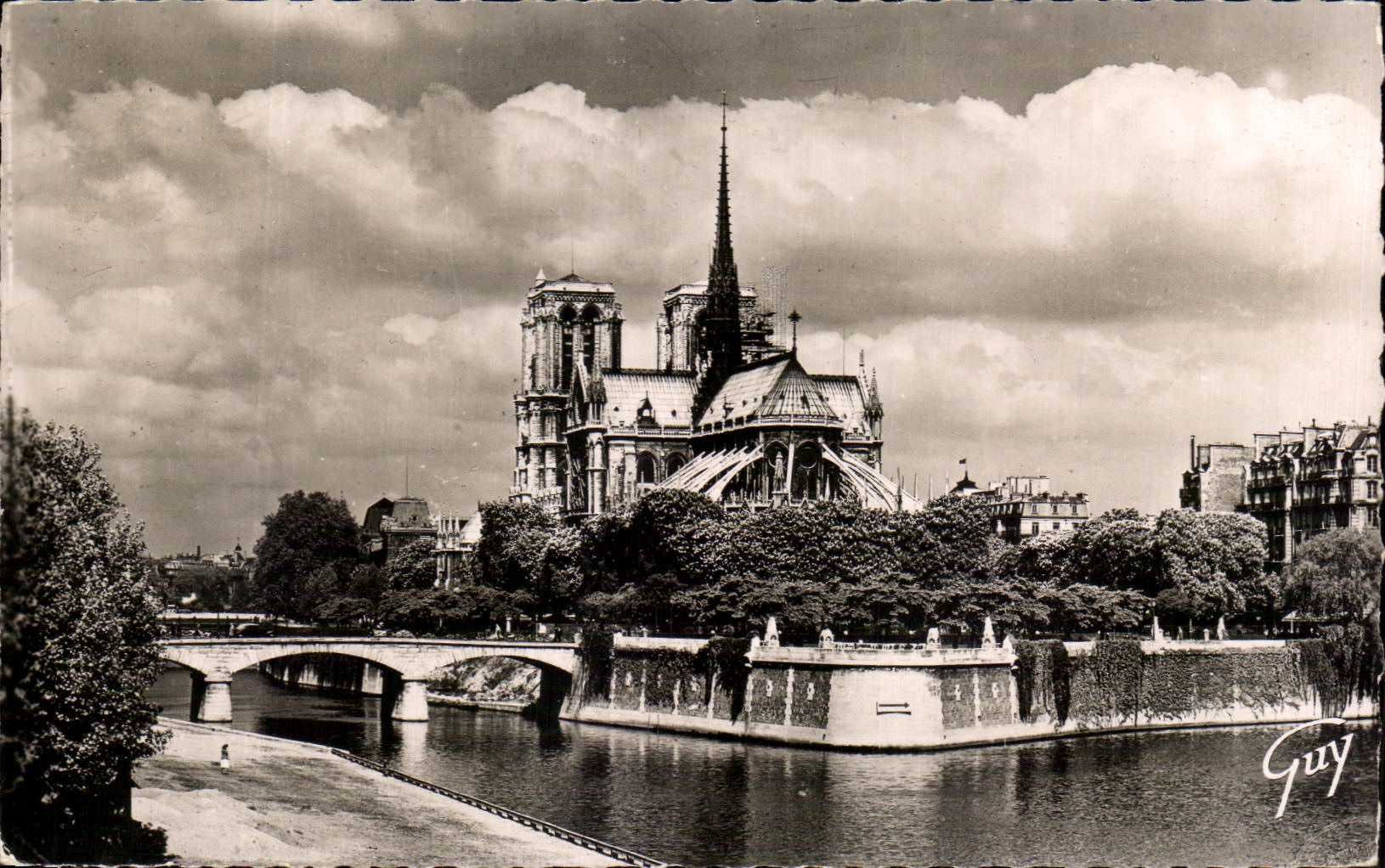 CPA Paris And Its Wonders the point is island of the ISCED the bridge and the public garden of the Archbishop's palace