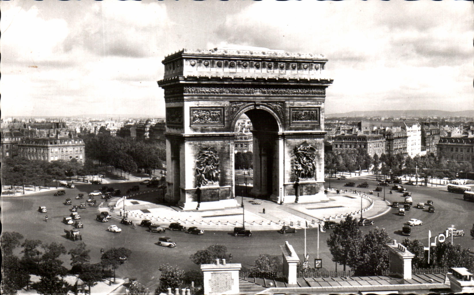 CPA Paris En Flanant l'Arc de Triomphe de l'Etoile