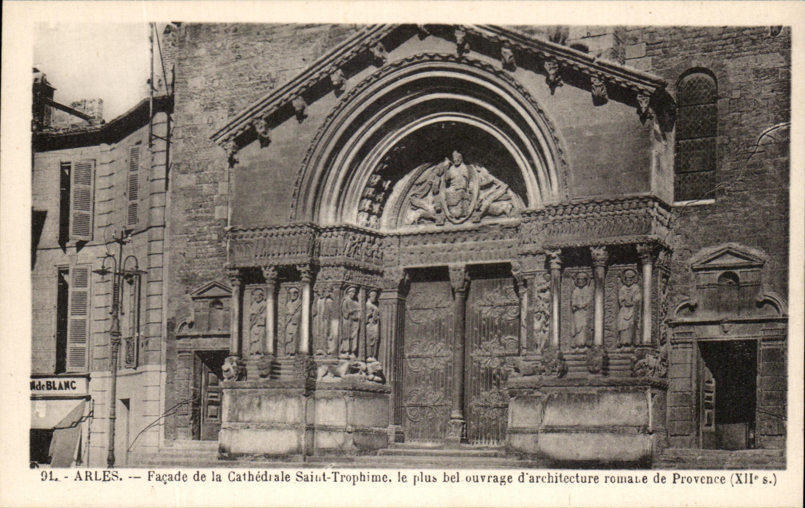 CPA Arles Frontage of the Cathedral Saint Trophime