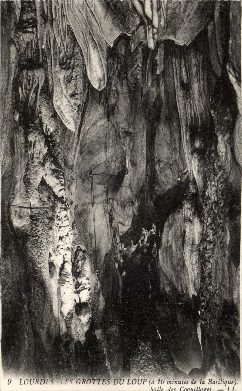 CPA Lourdes Caves of the Wolf Room of the shells