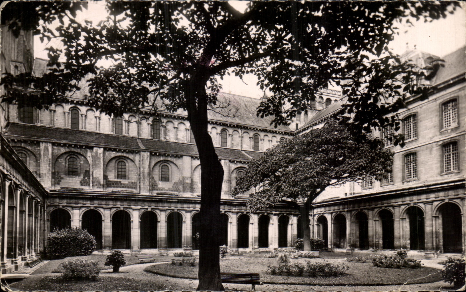 Abadia de CPA Caen con la corte de los hombres del claustro